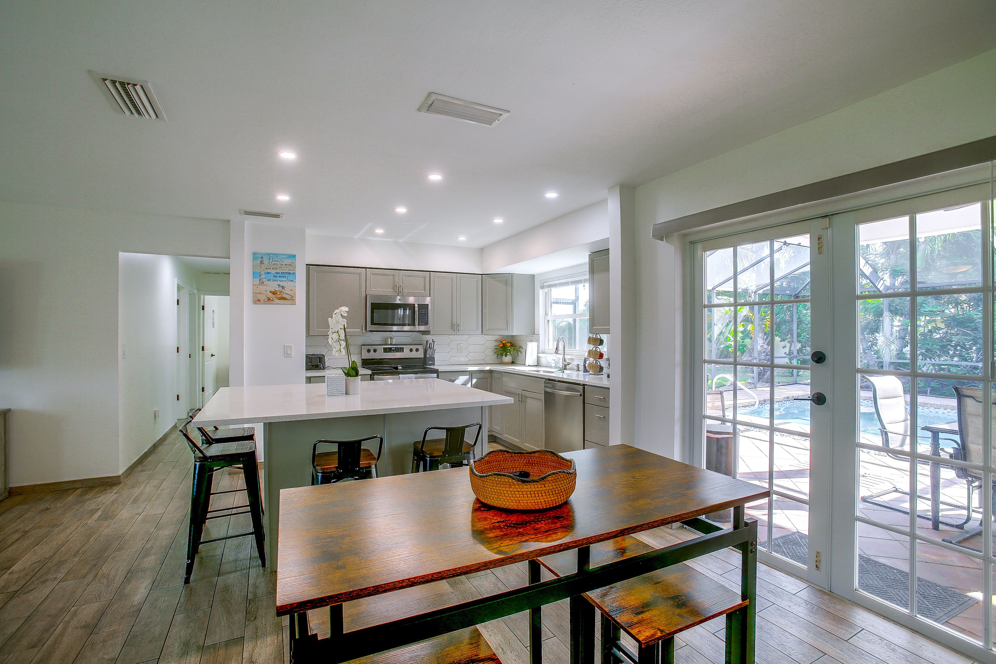 Dining Area | Dishware/Flatware Provided