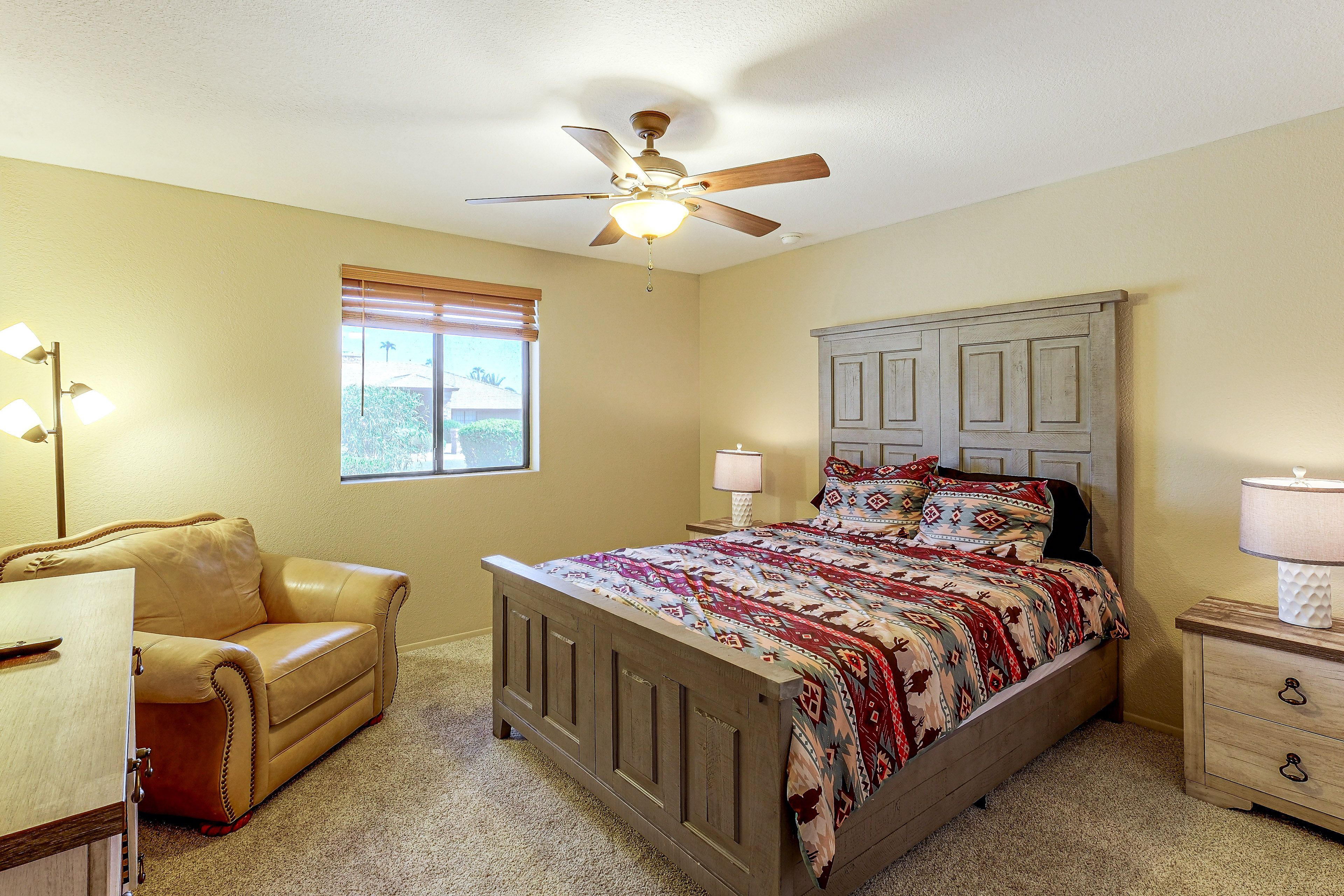 Bedroom | Queen Bed | Smart TV