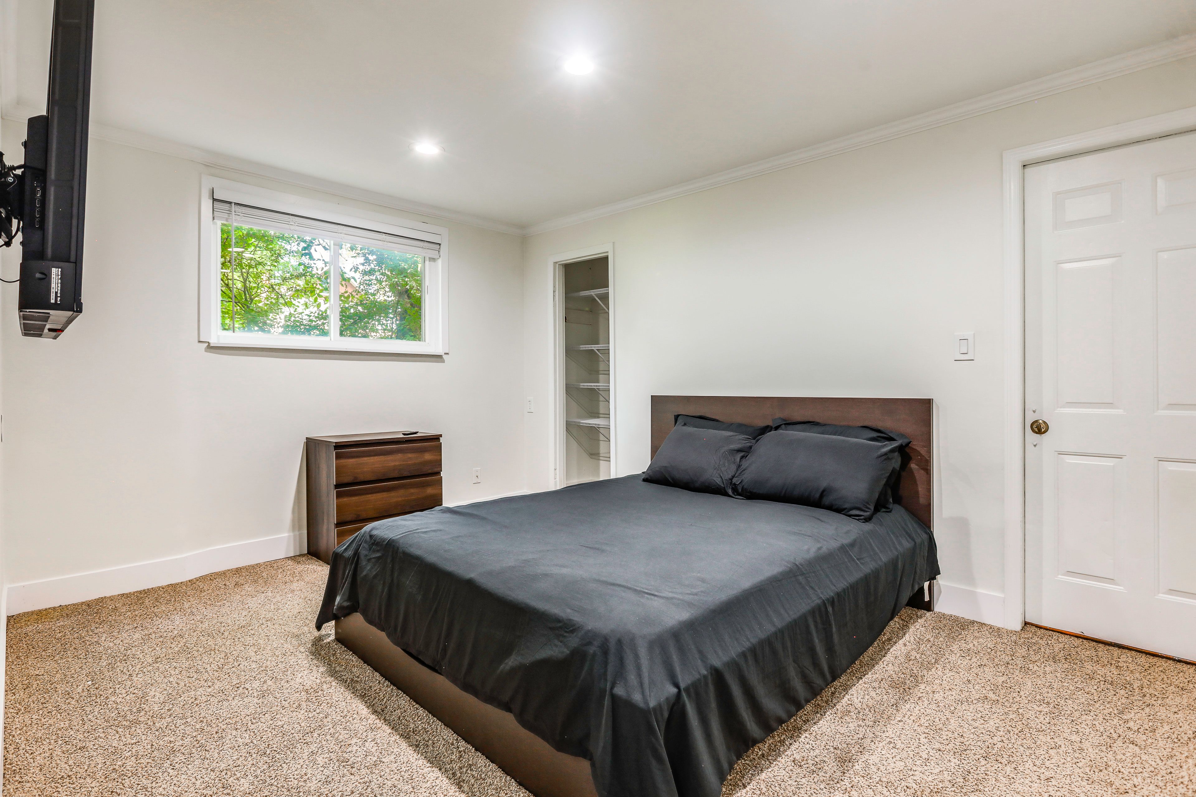 Bedroom | Queen Bed