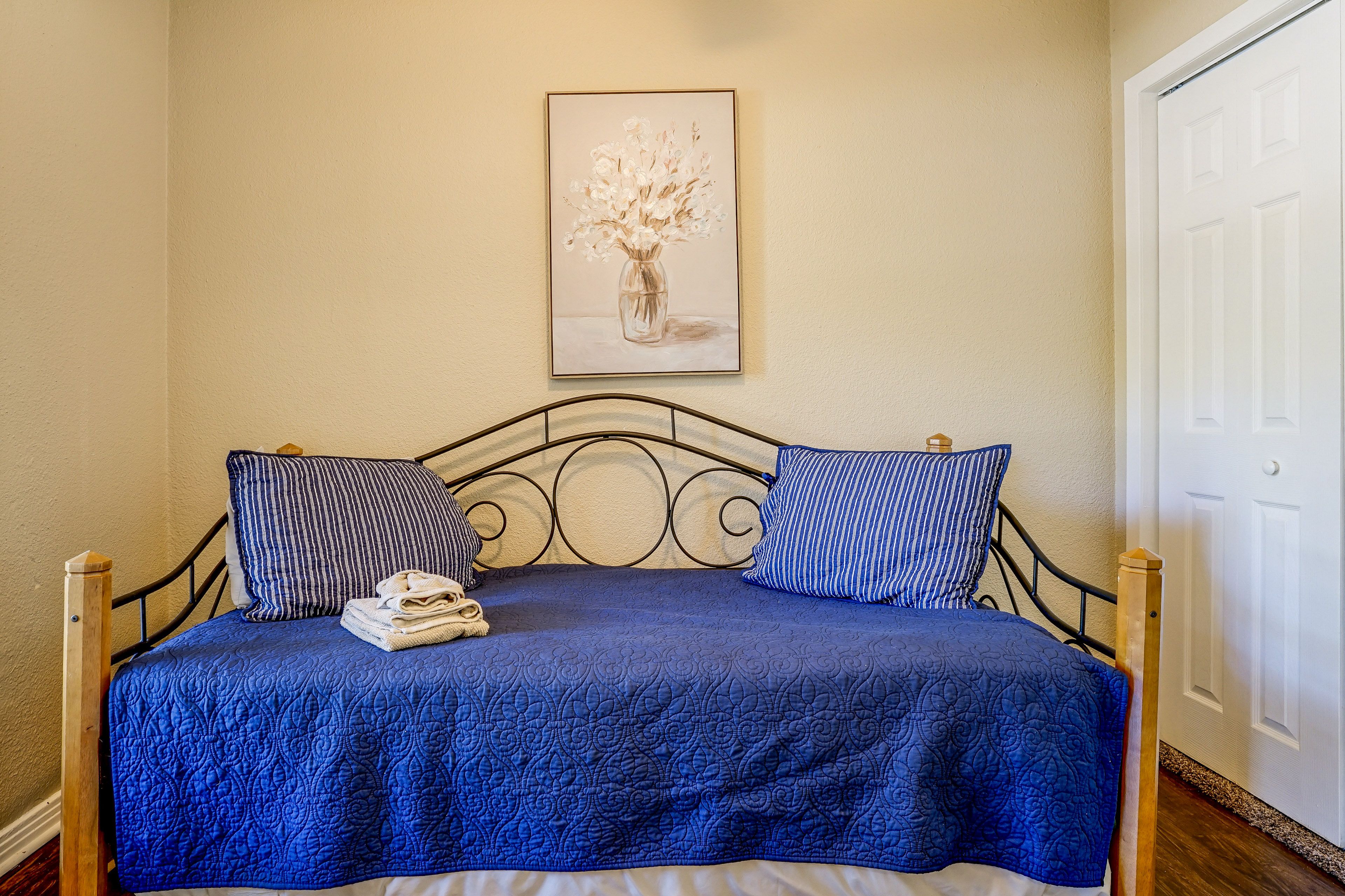 Bedroom 2 | Twin Daybed w/ Twin Trundle