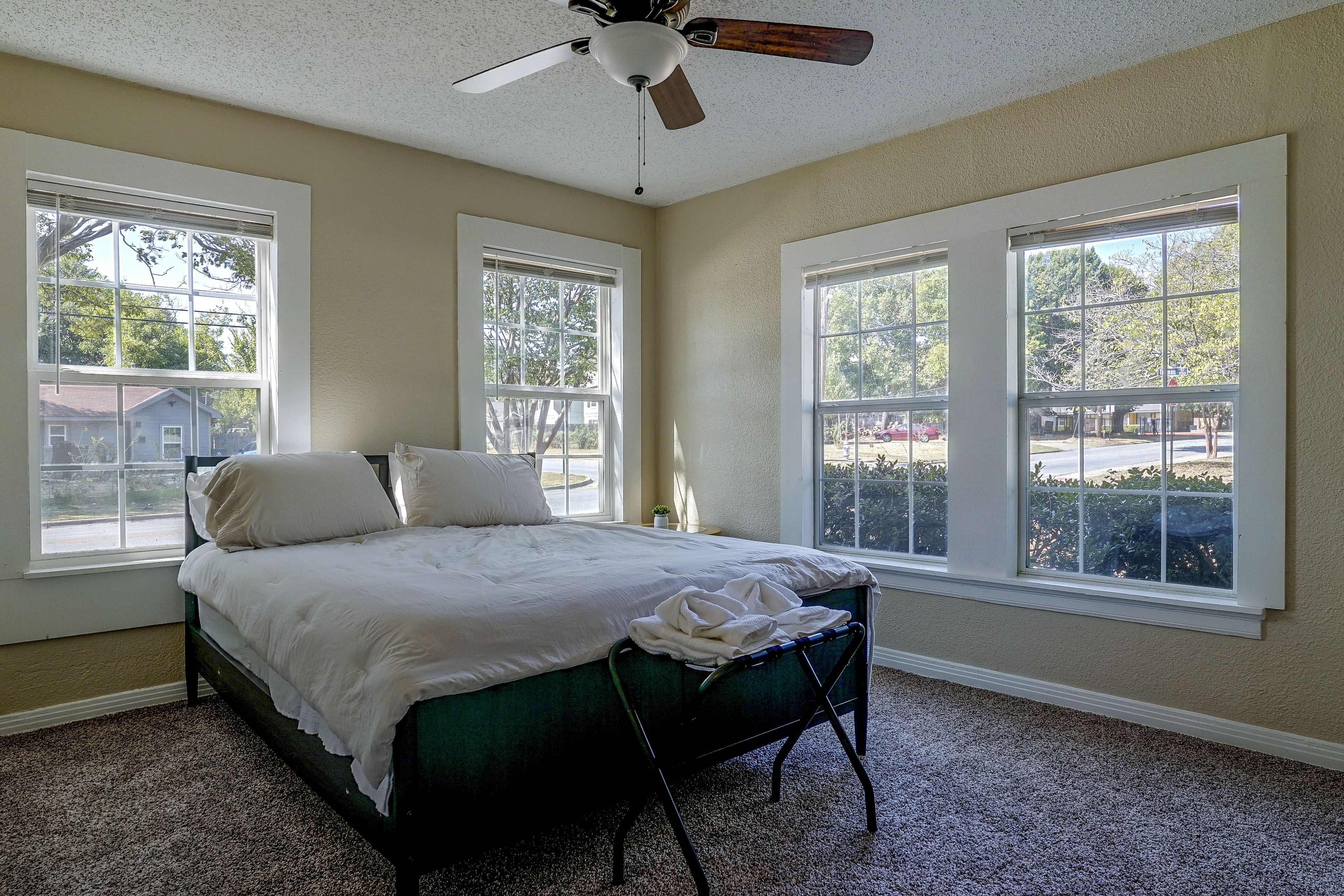 Bedroom 1 | Queen Bed