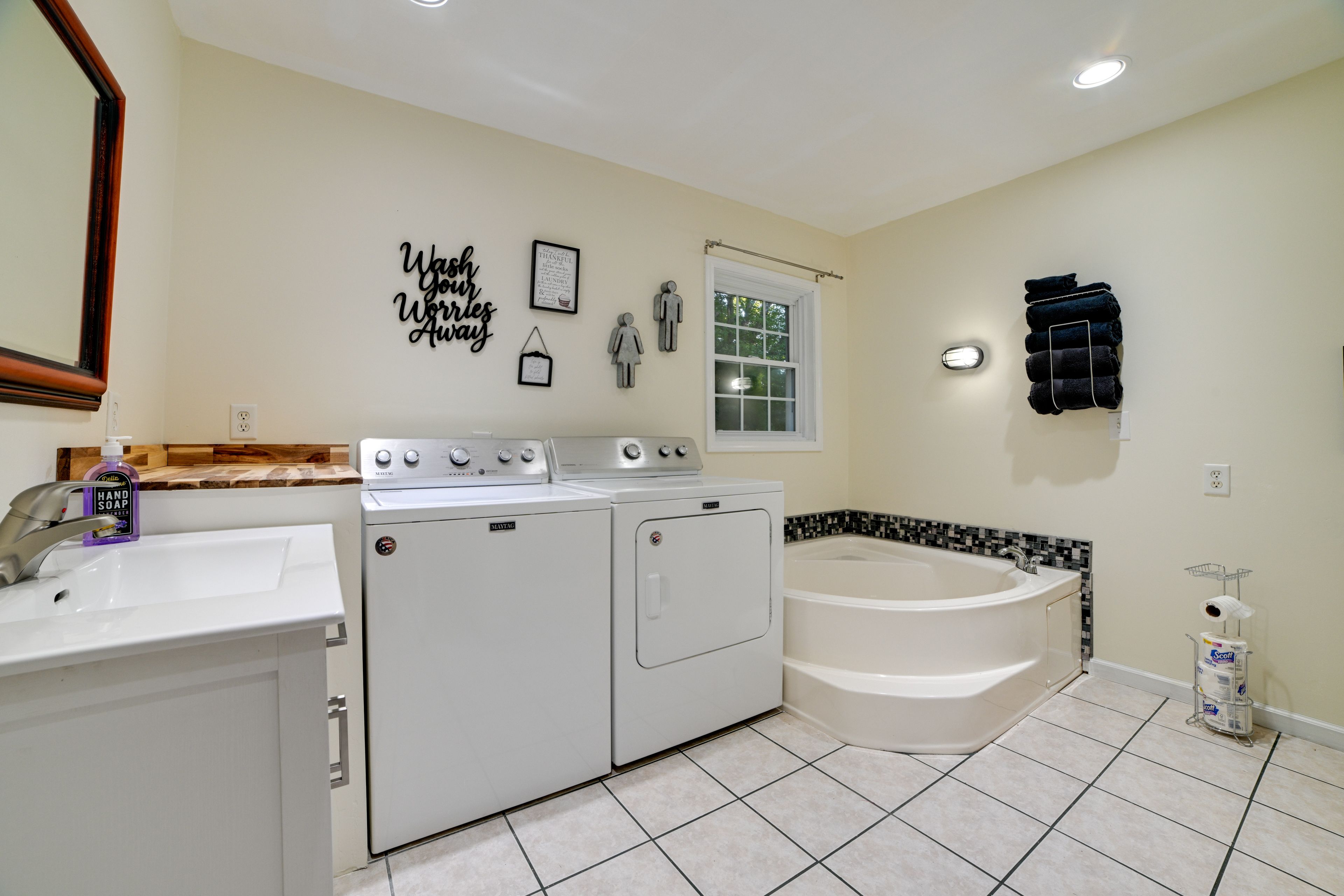 Full Bathroom | Towels & Linens Provided | Washer & Dryer