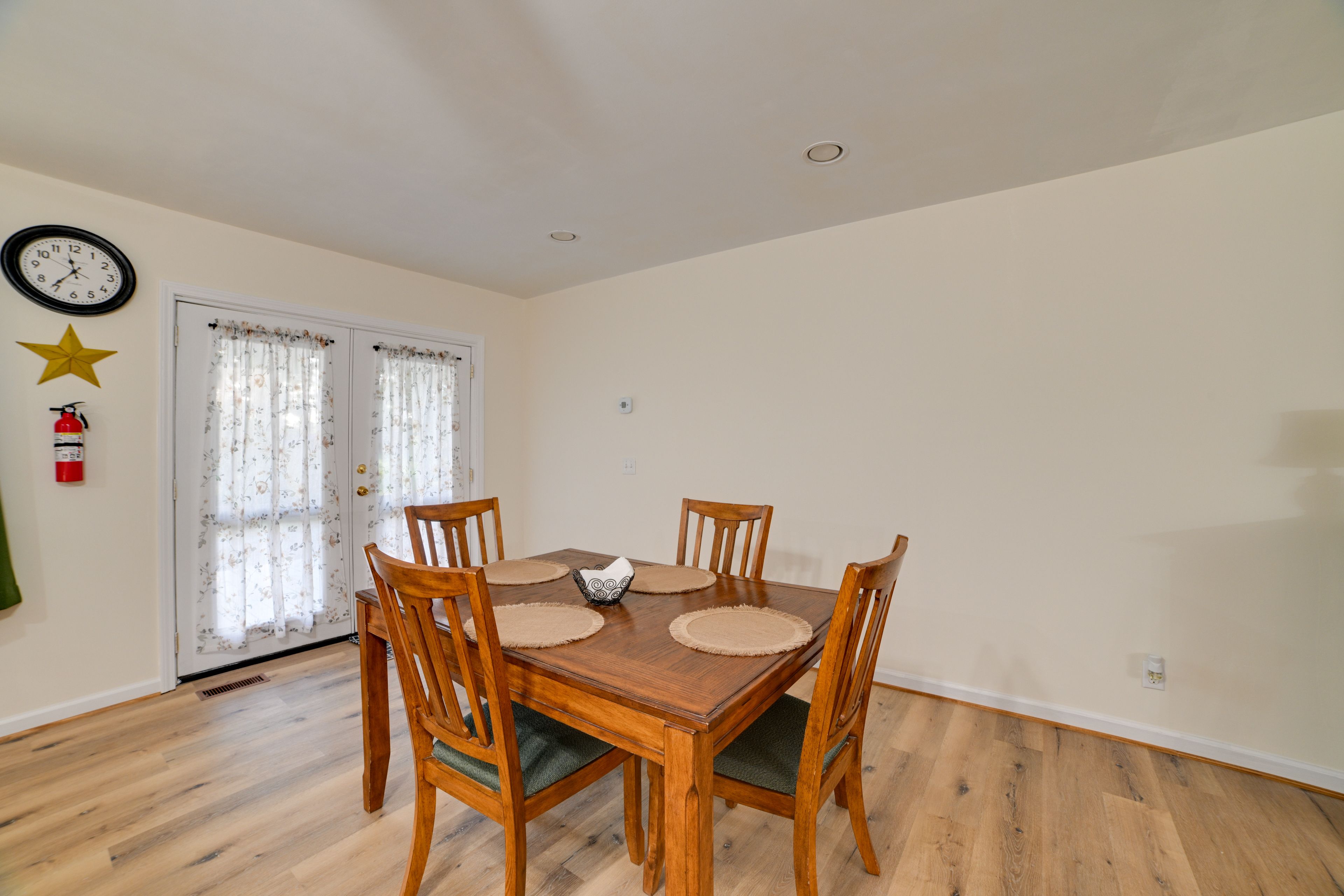 Dining Area | Dishes & Flatware Provided