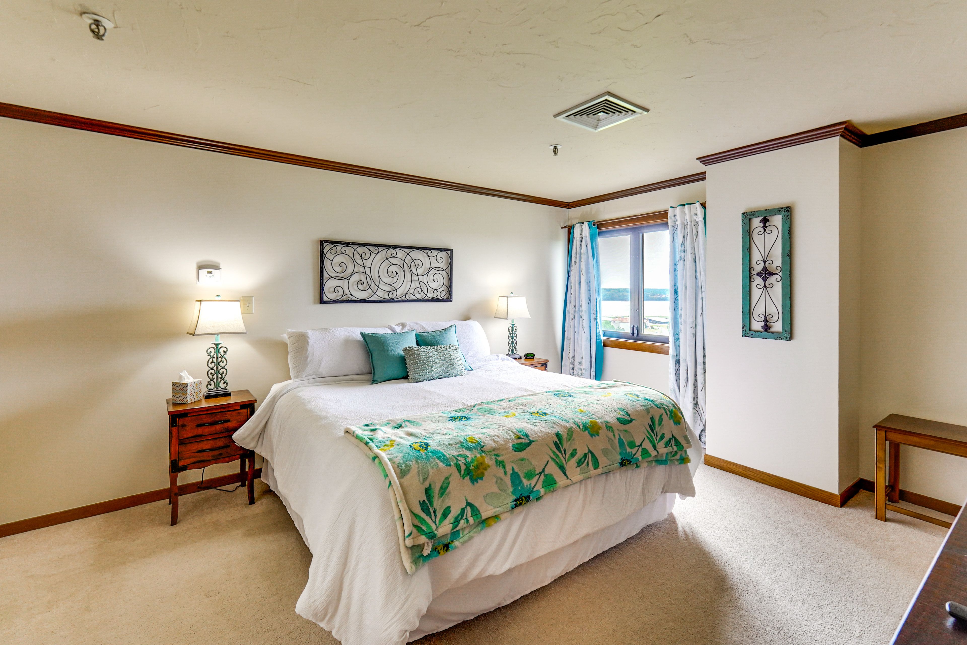 Bedroom | King Bed | En-Suite Bathroom