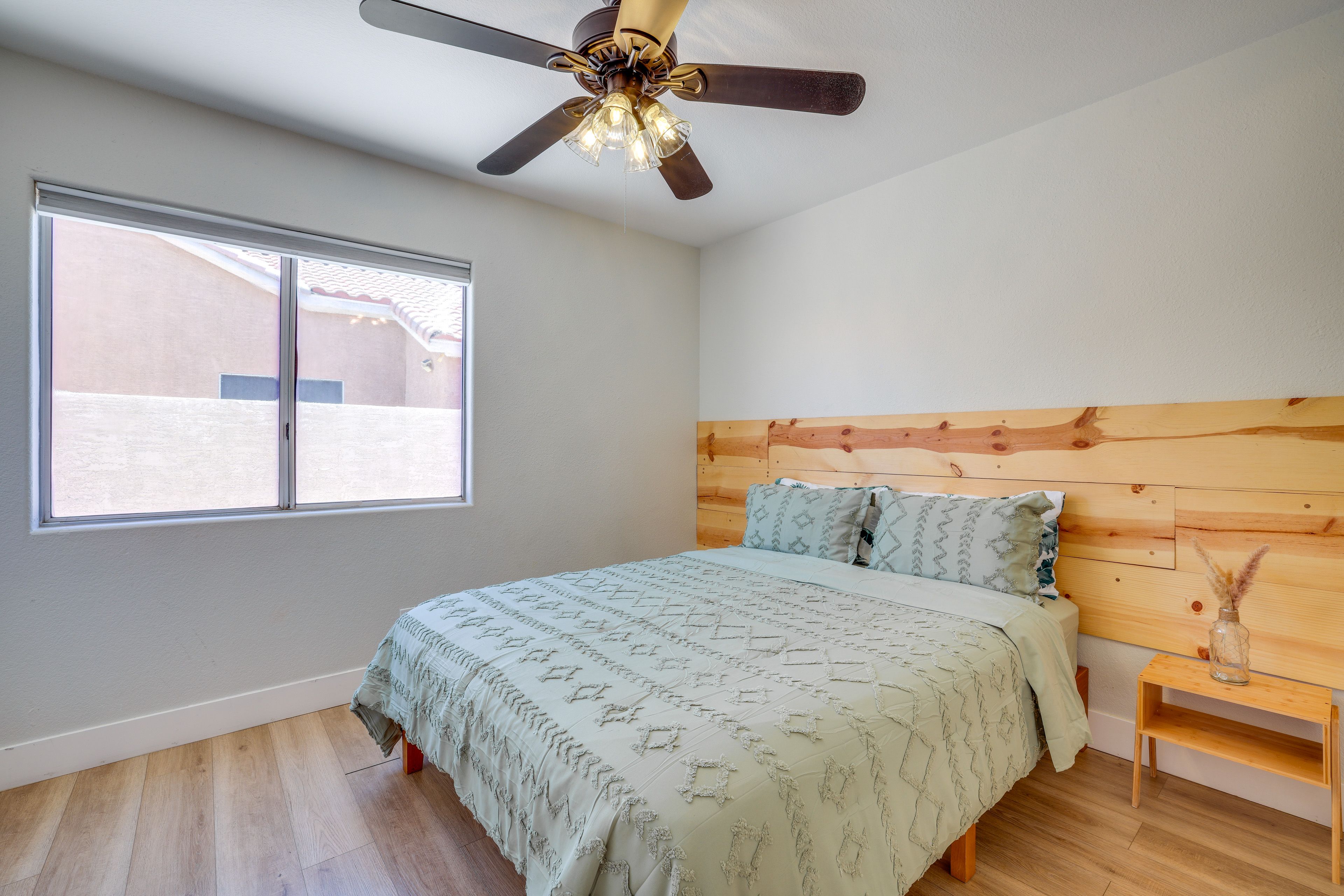 Bedroom | Queen Bed | Smart TV