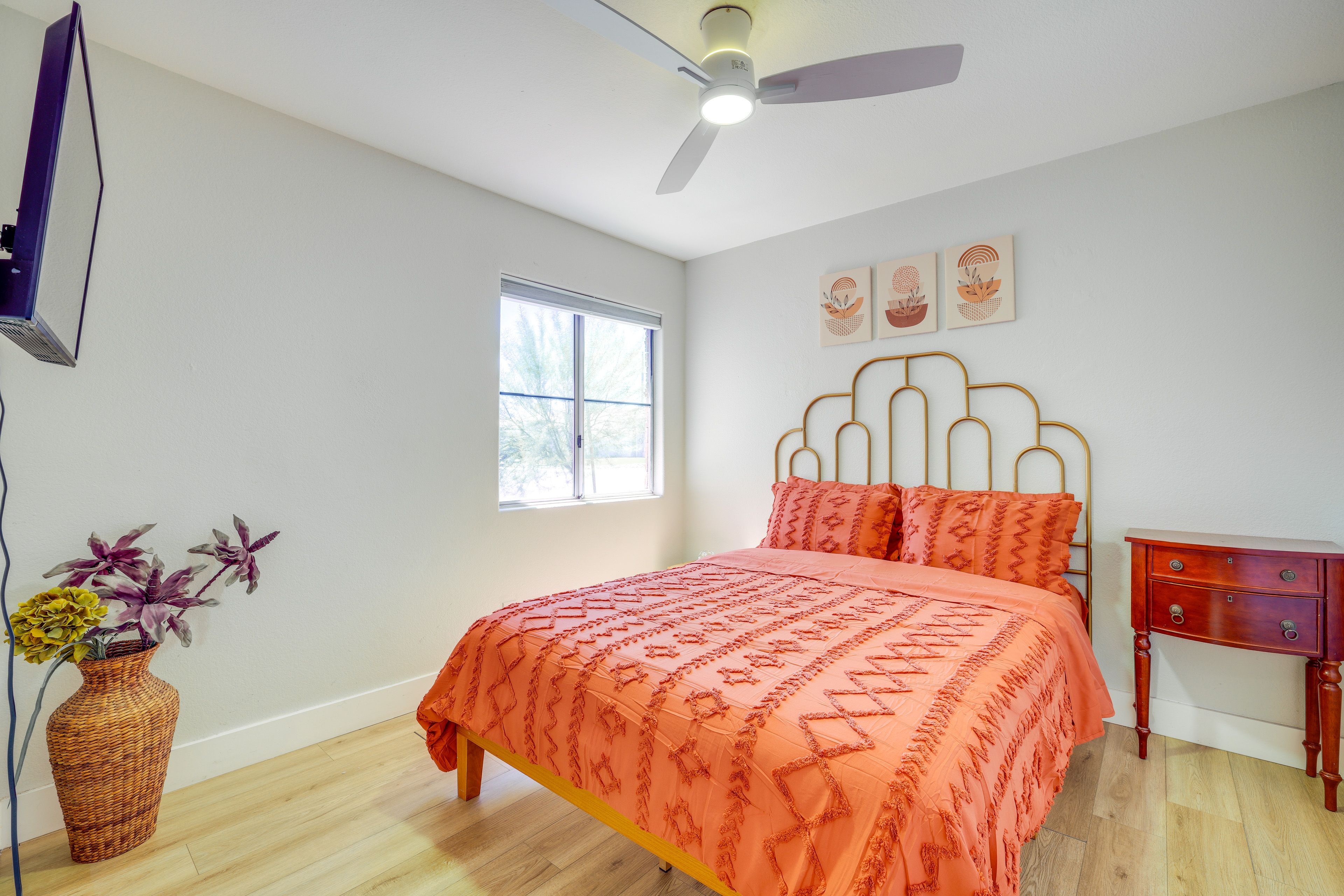 Bedroom | Queen Bed | Smart TV