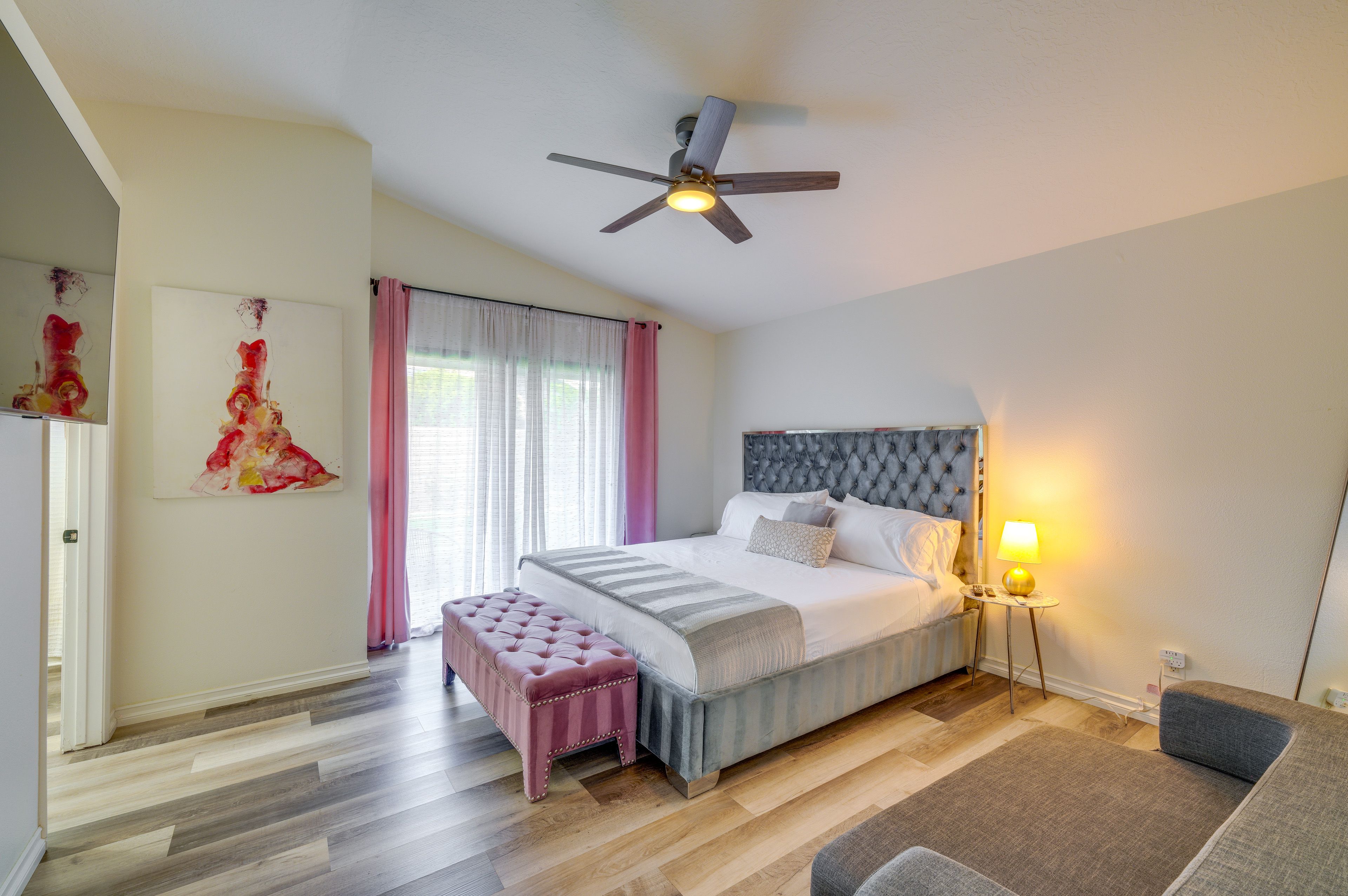 Bedroom | King Bed | Full Convertible Sofa | En-Suite Bathroom