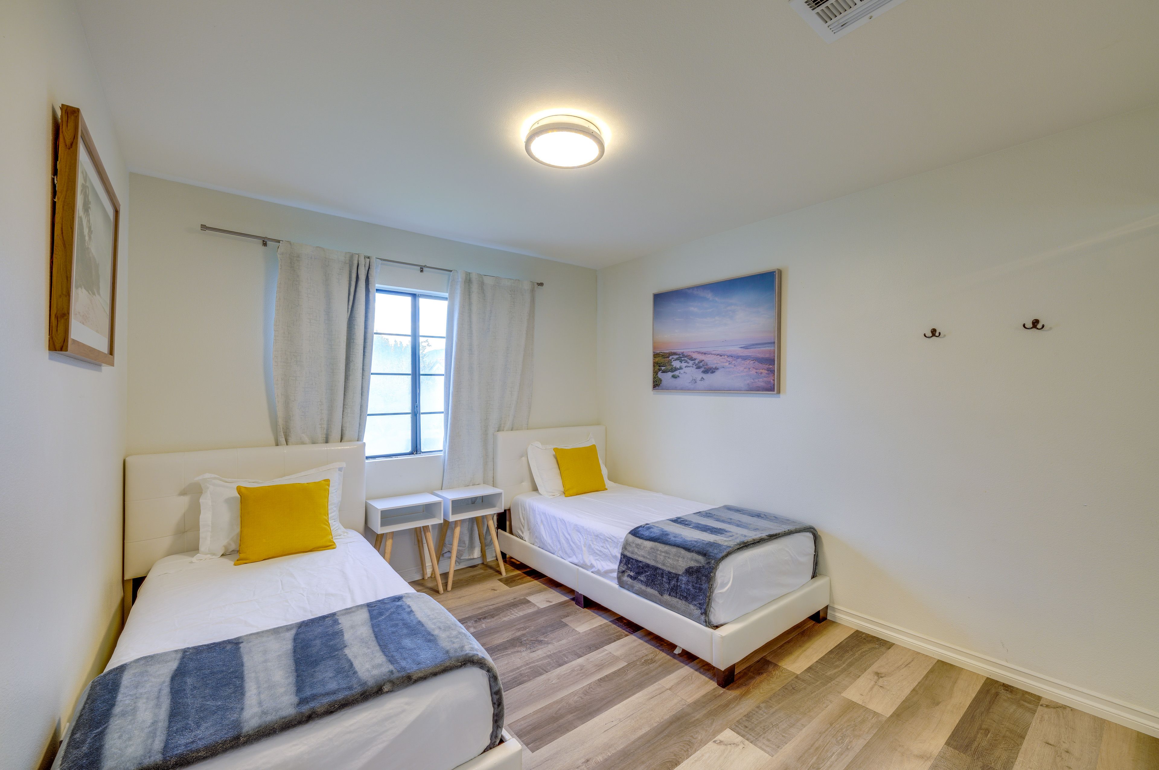 Bedroom | 2 Twin Beds