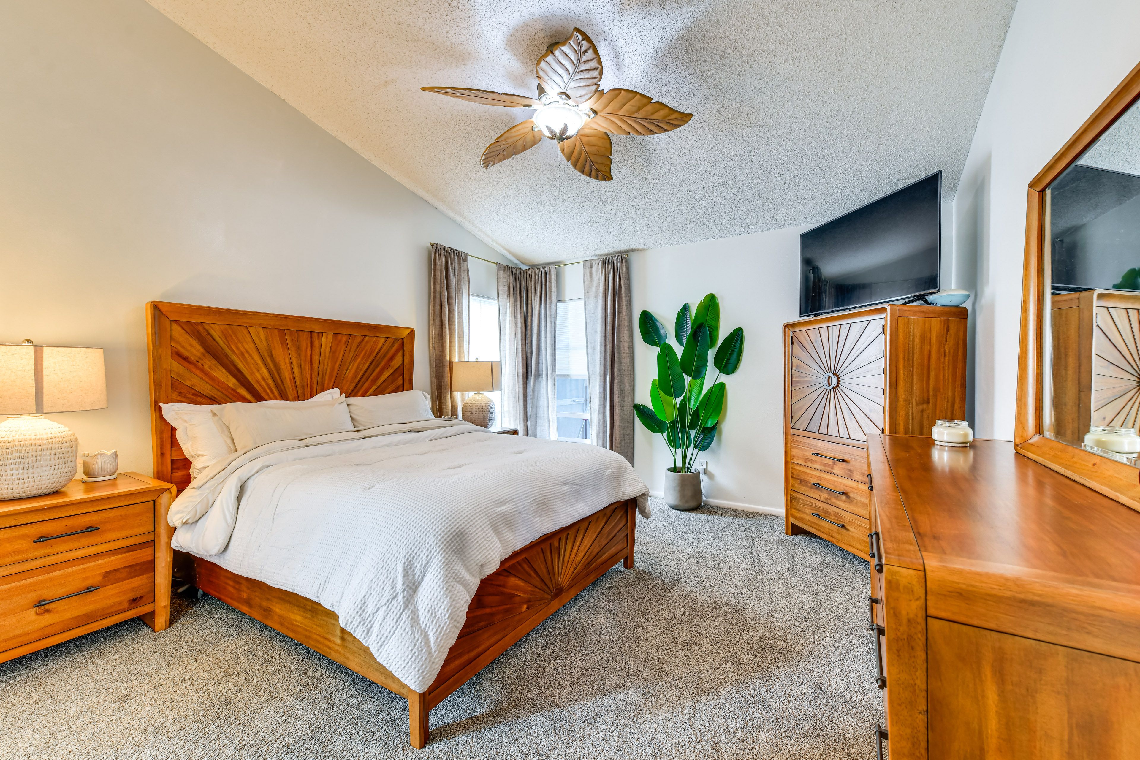 Bedroom 1 | Queen Bed