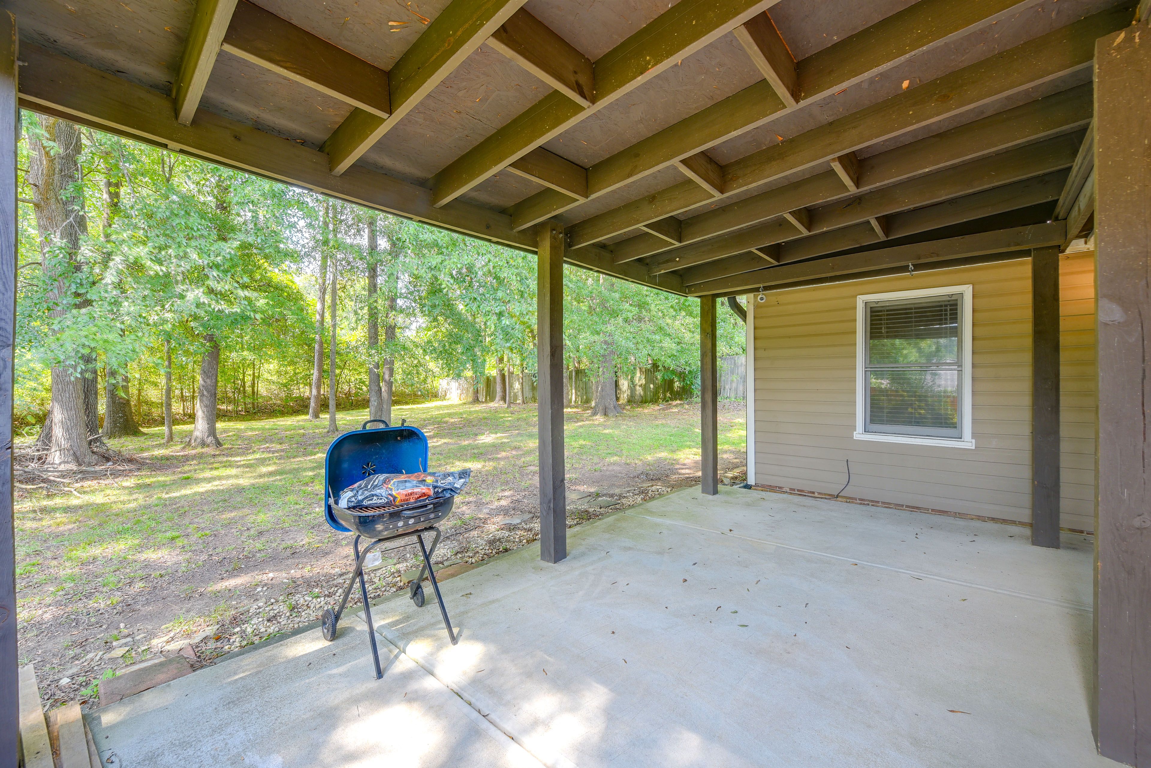 Covered Patio w/ Grill
