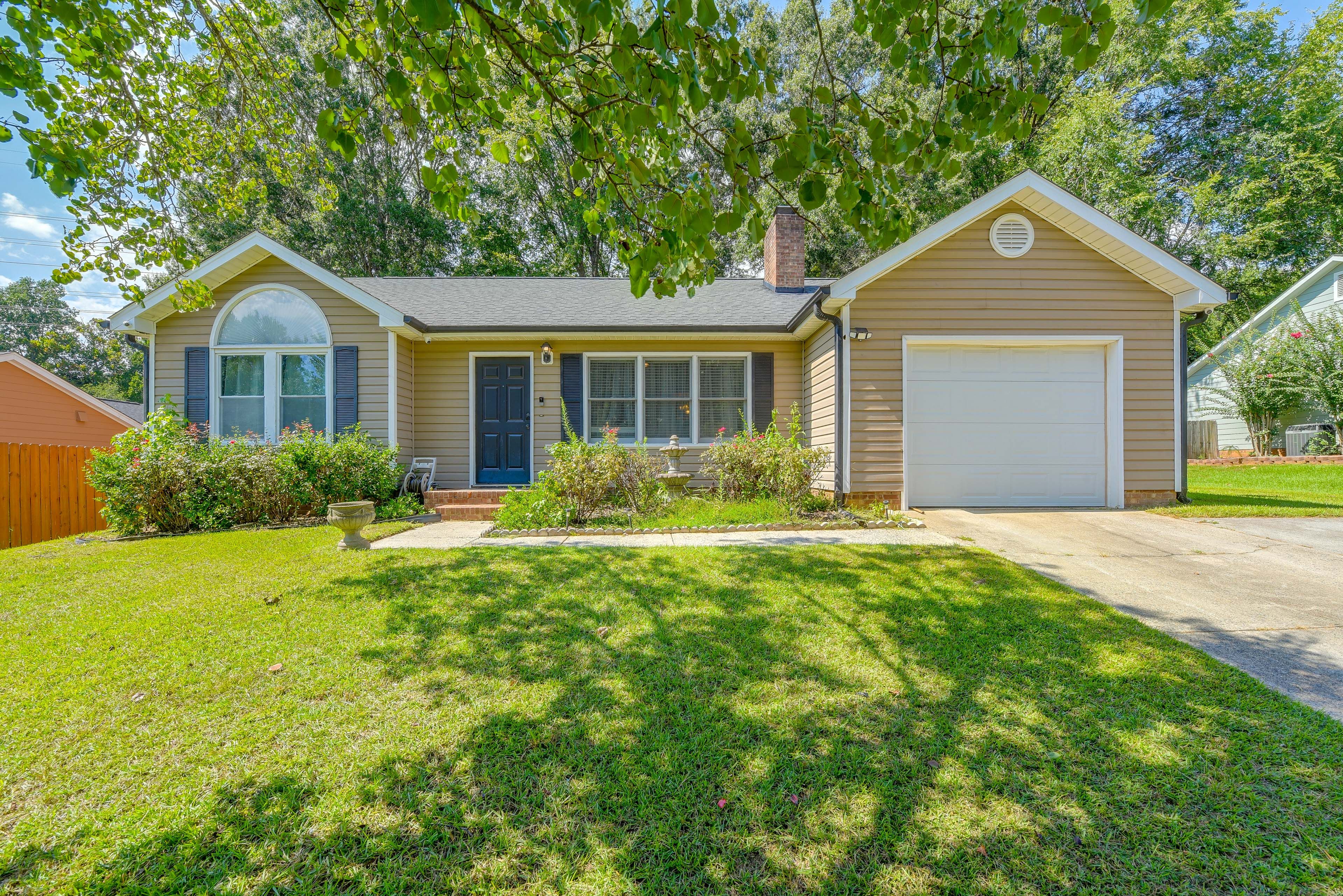 Exterior | Garage (1 Vehicle) | Driveway (3 Vehicles)
