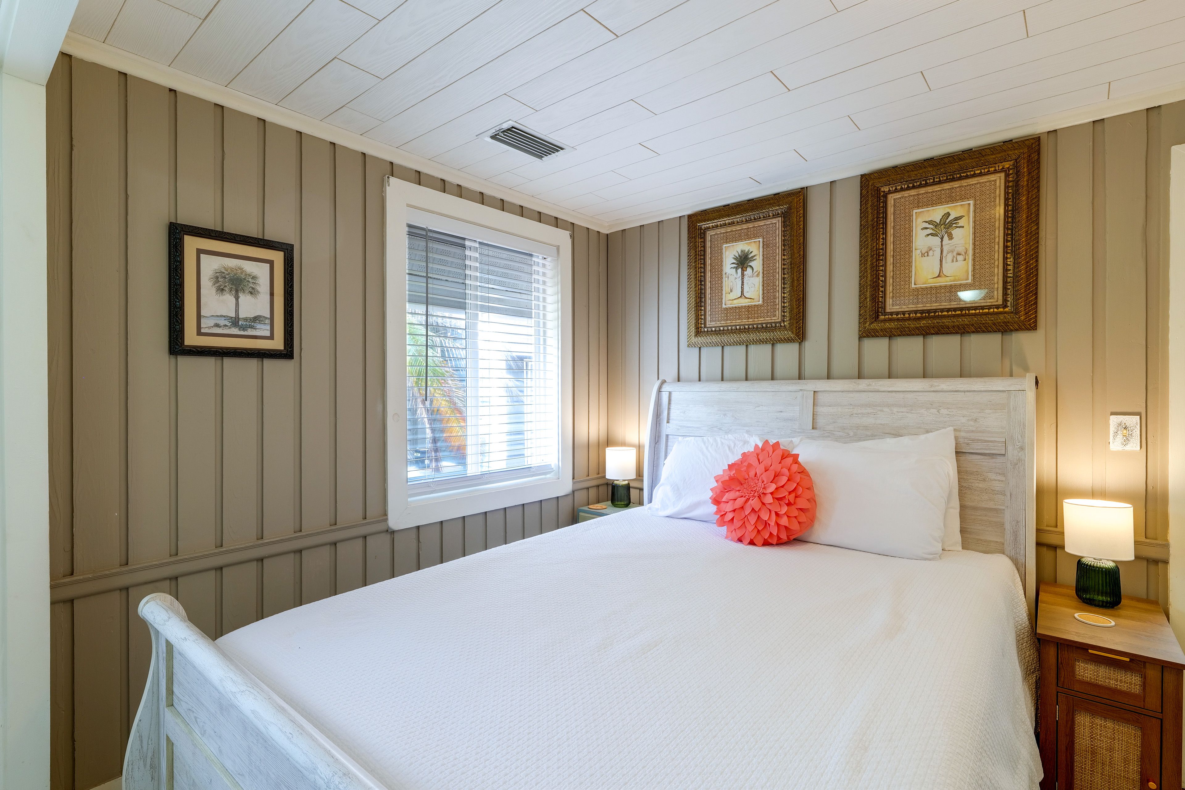 Bedroom | Queen Bed | 1st Floor