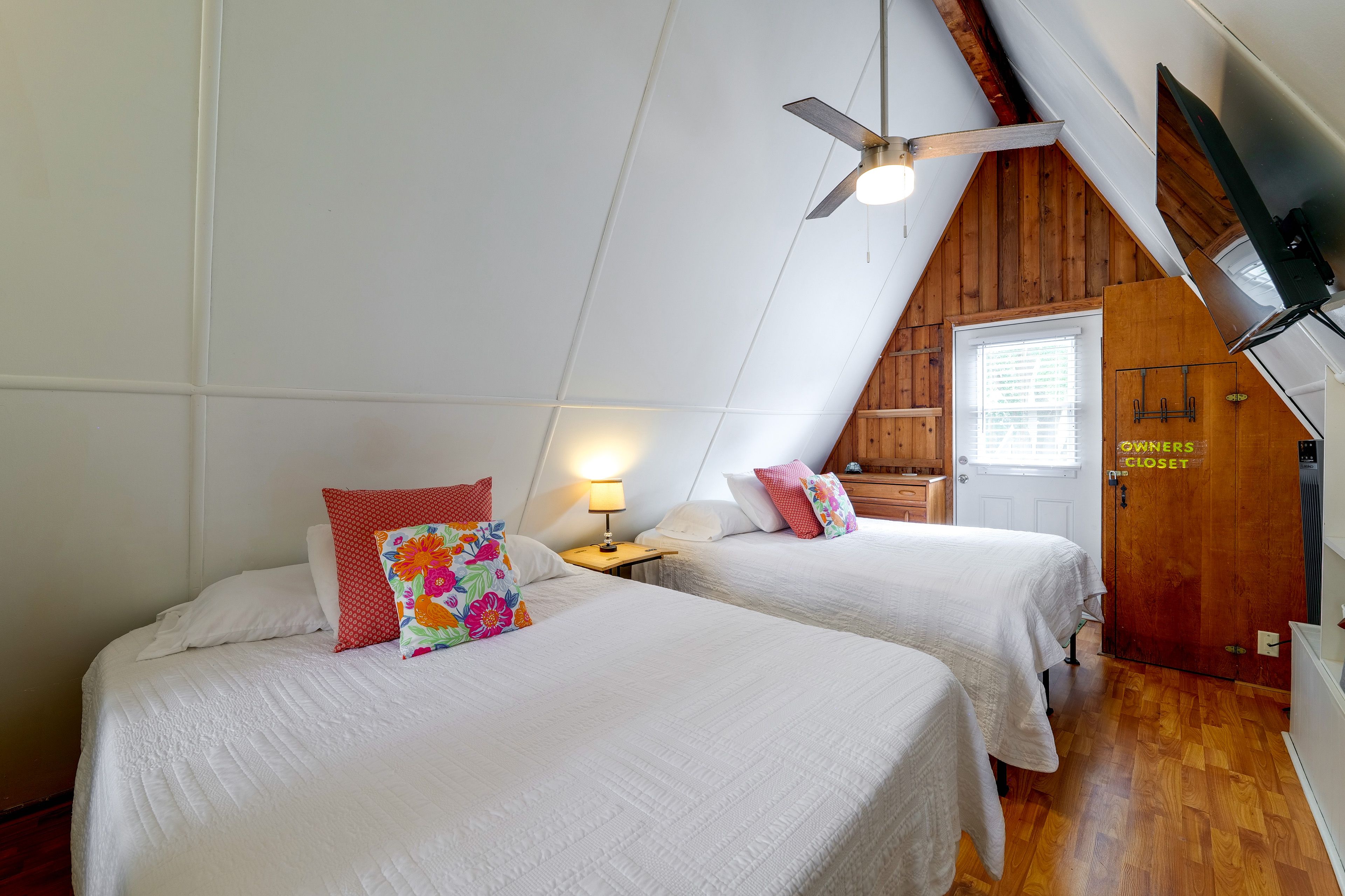 Bedroom 2 (Loft) | 2 Queen Beds | Smart TV | 2nd Floor