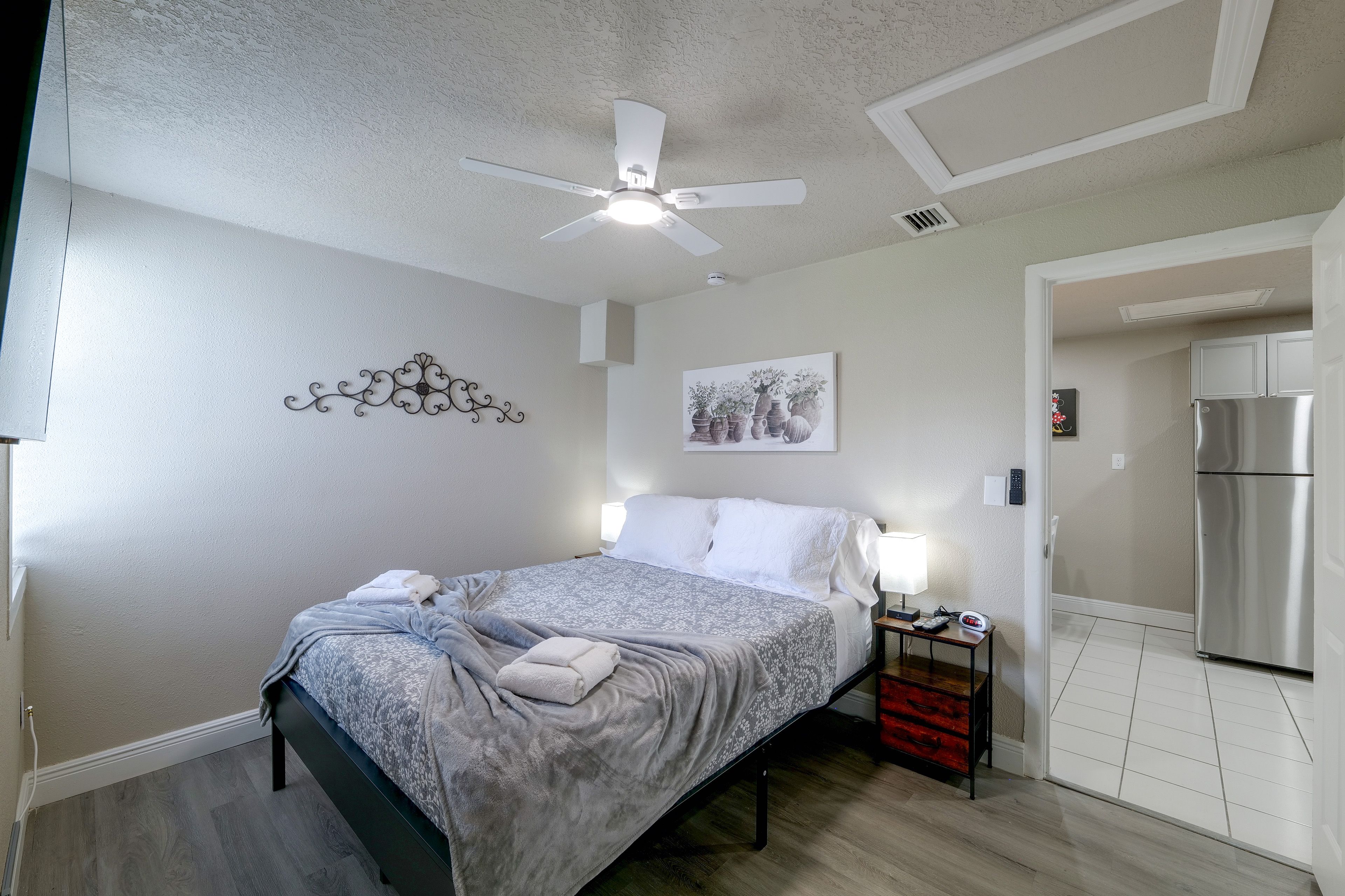 Bedroom 1 | Queen Bed