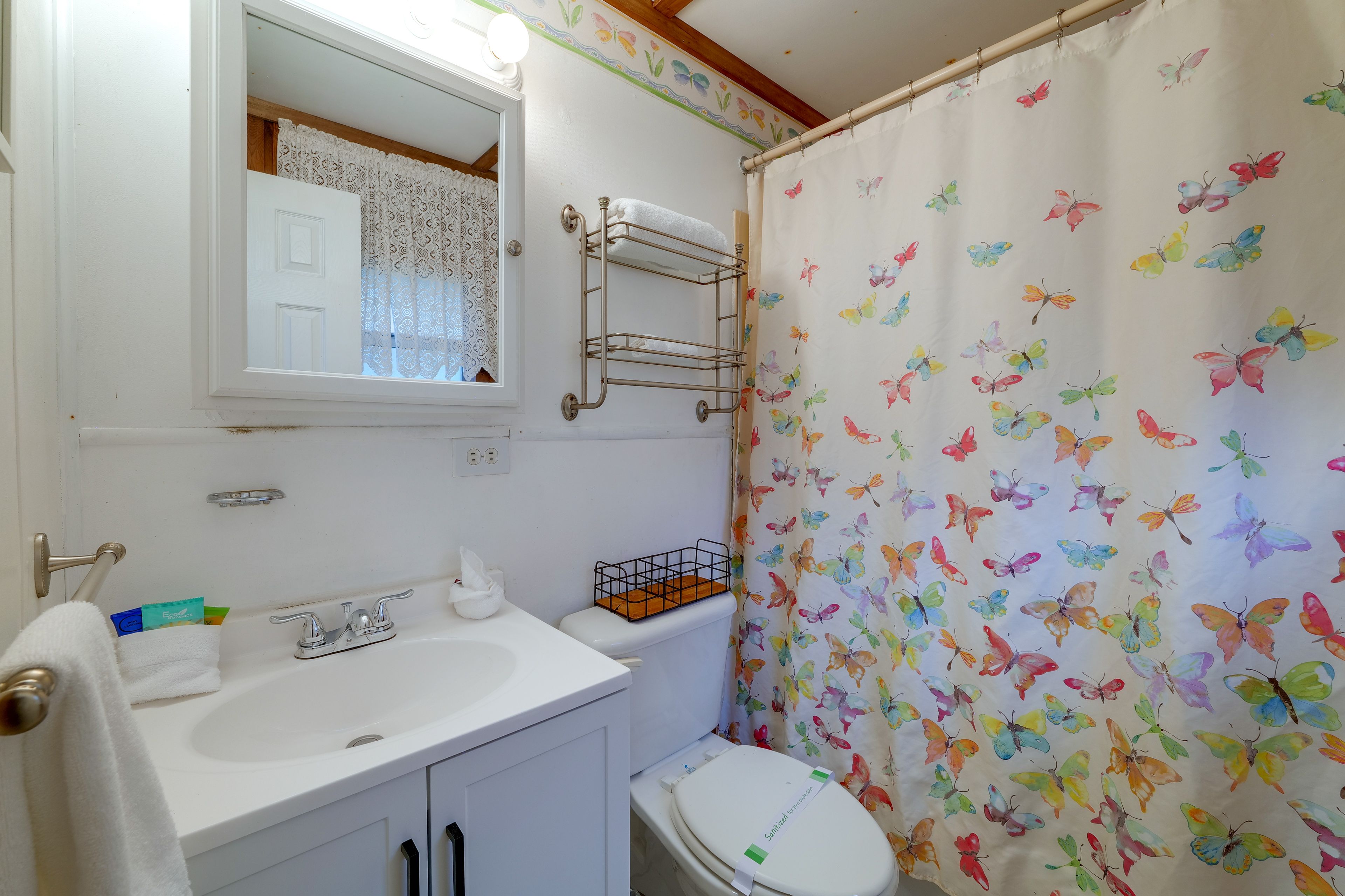Full Bathroom | Towels & Linens Provided | 1st Floor