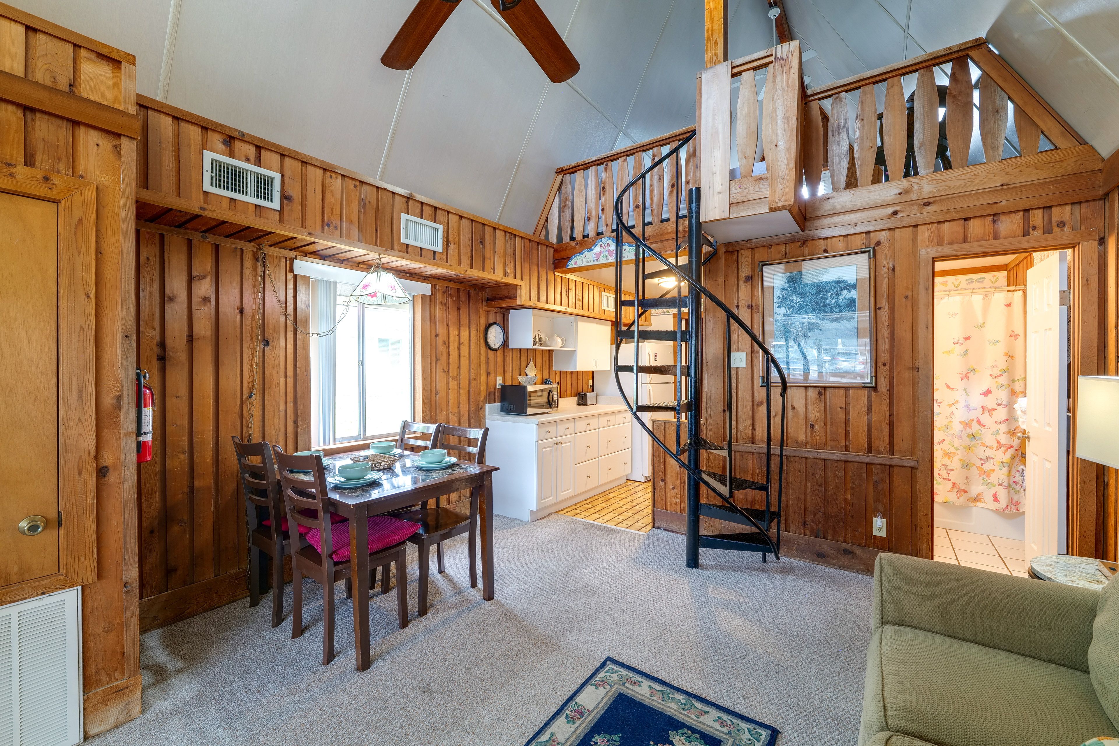 Dining Area | Dishes & Flatware Provided | 1st Floor