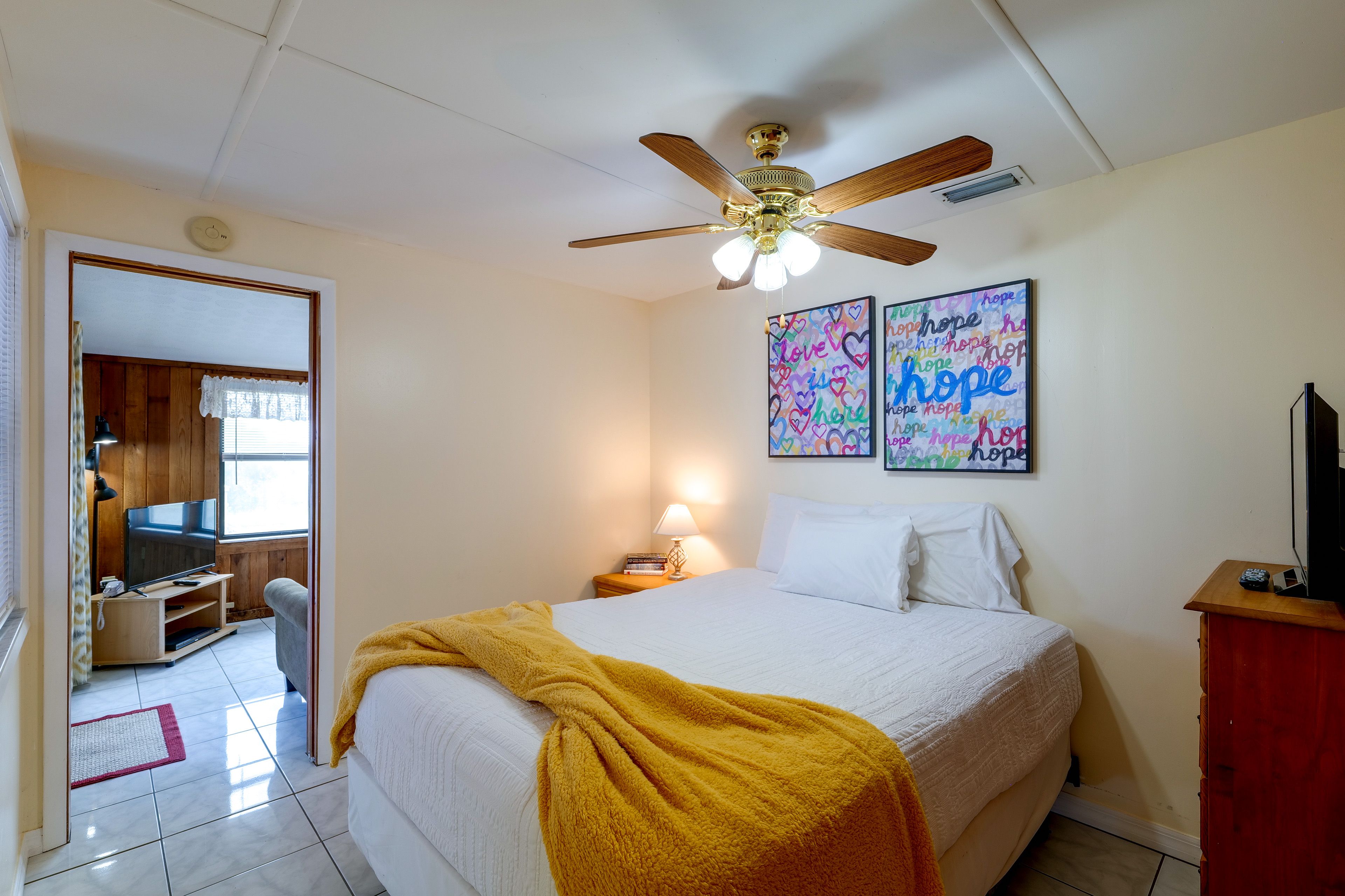 Bedroom | Queen Bed | Smart TV