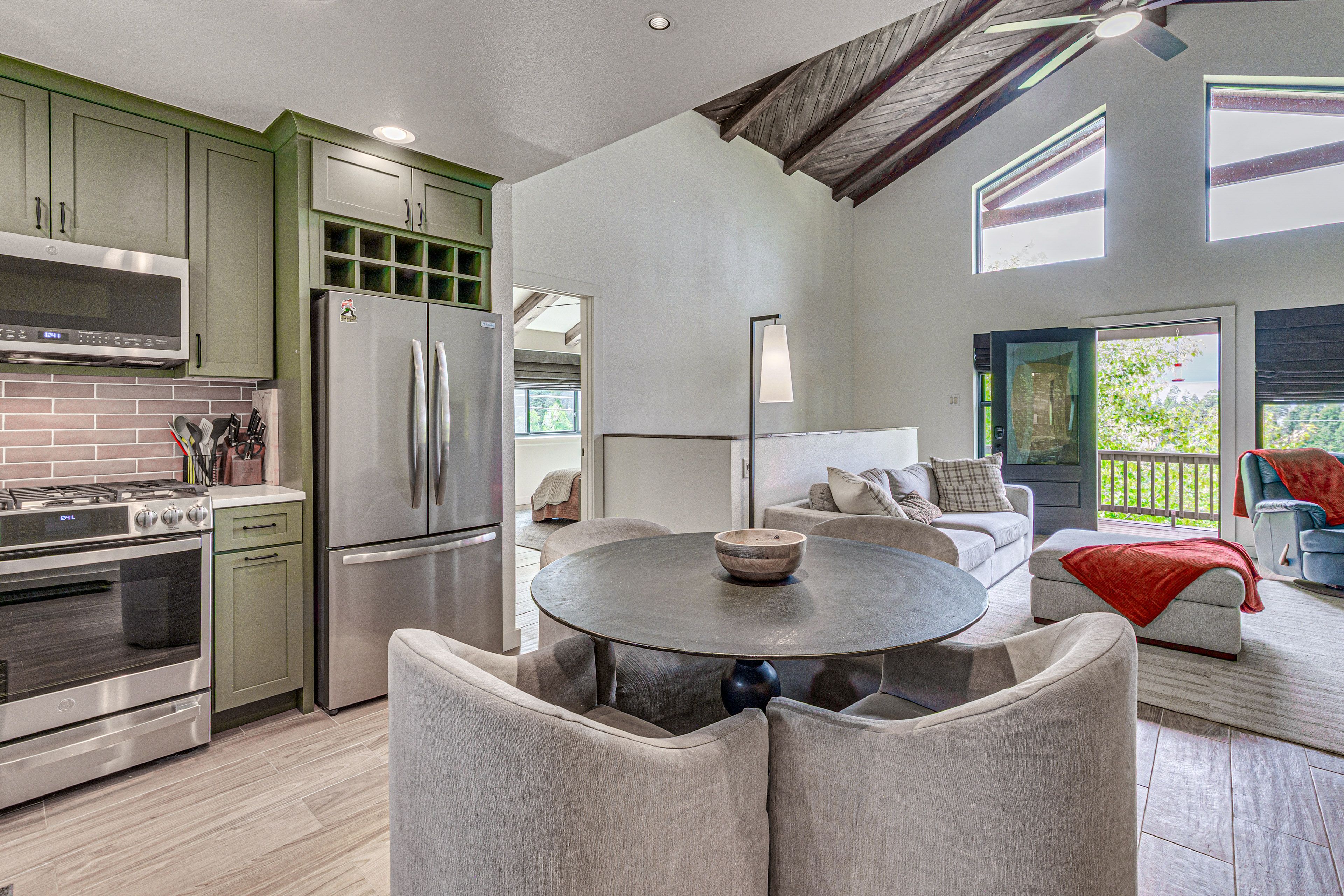 Dining Area | Dishware/Flatware Provided | 2nd Floor
