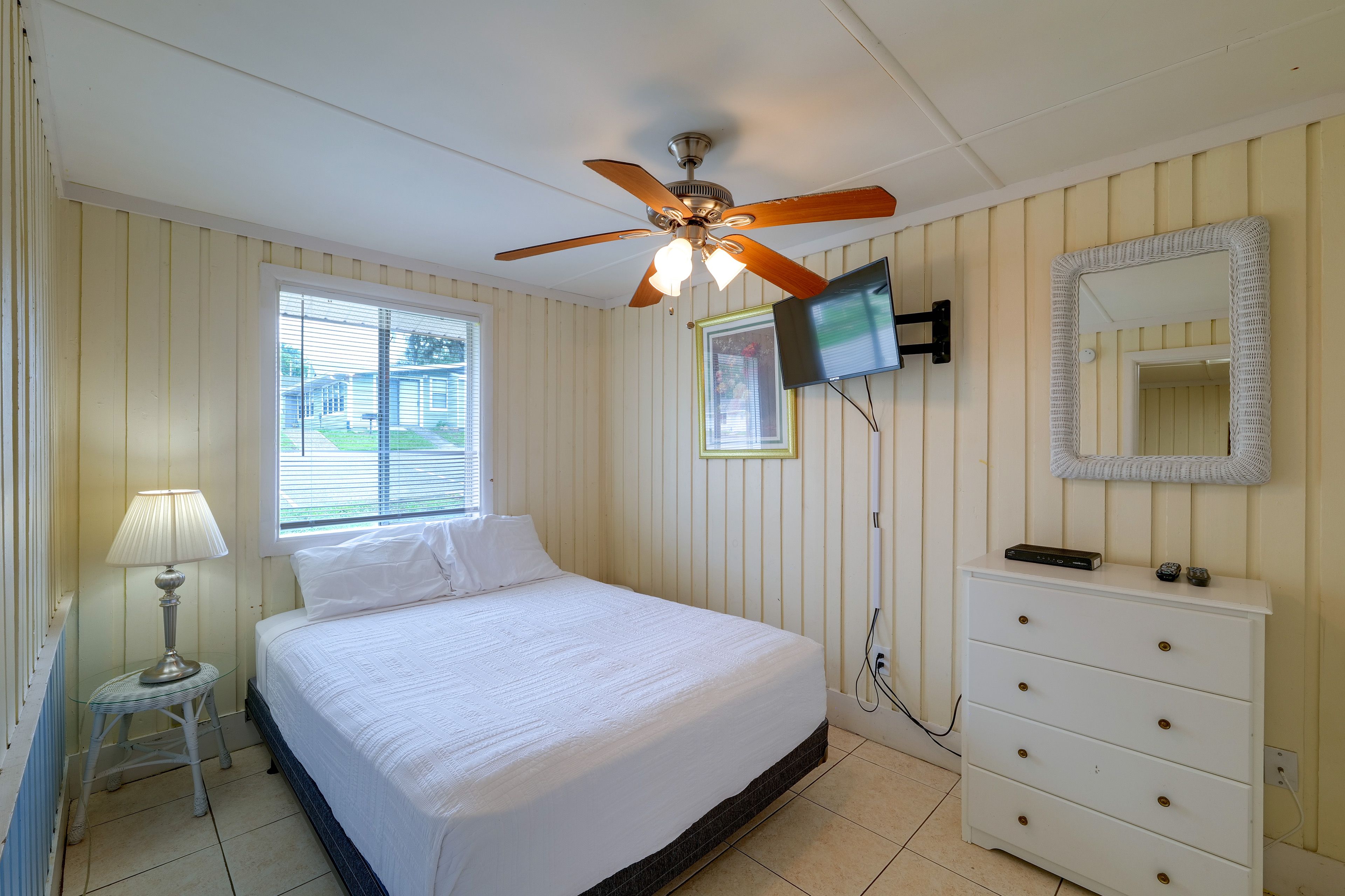 Bedroom | Queen Bed