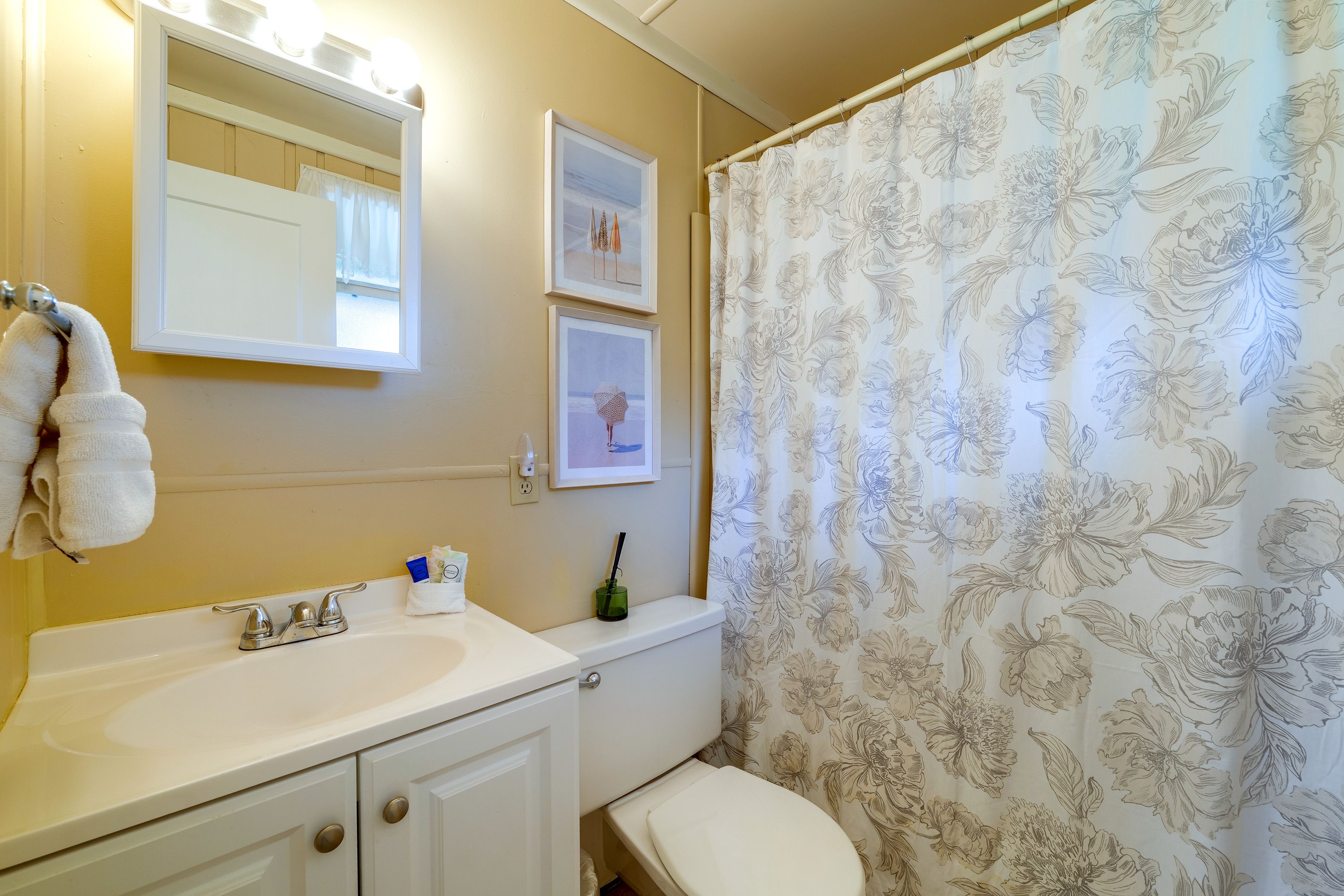 Full Bathroom | Towels & Linens Provided | 1st Floor