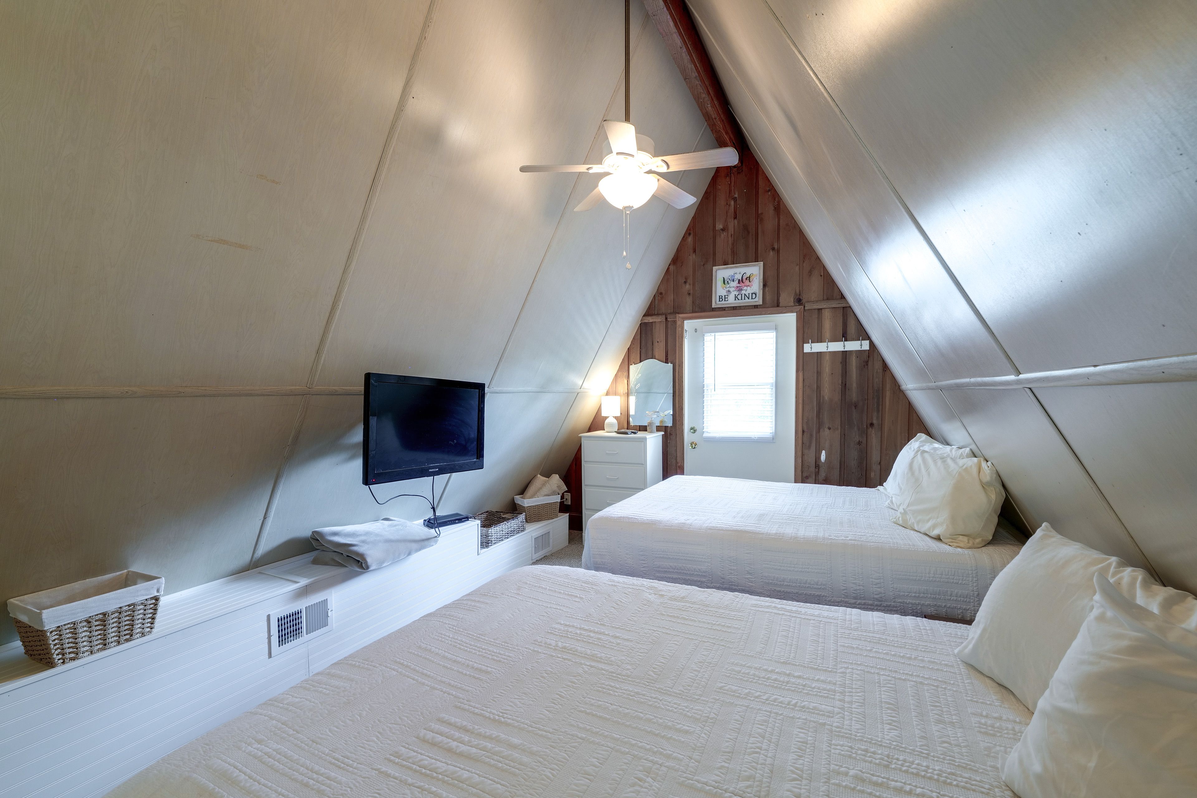Bedroom (Loft) | 2 Twin Beds | 2nd Floor