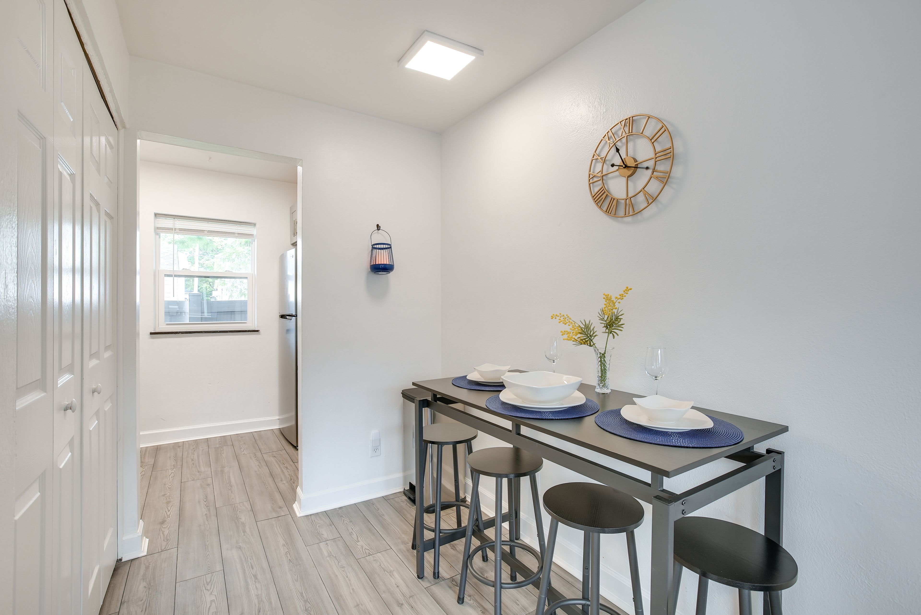 Dining Table | Dishware & Flatware