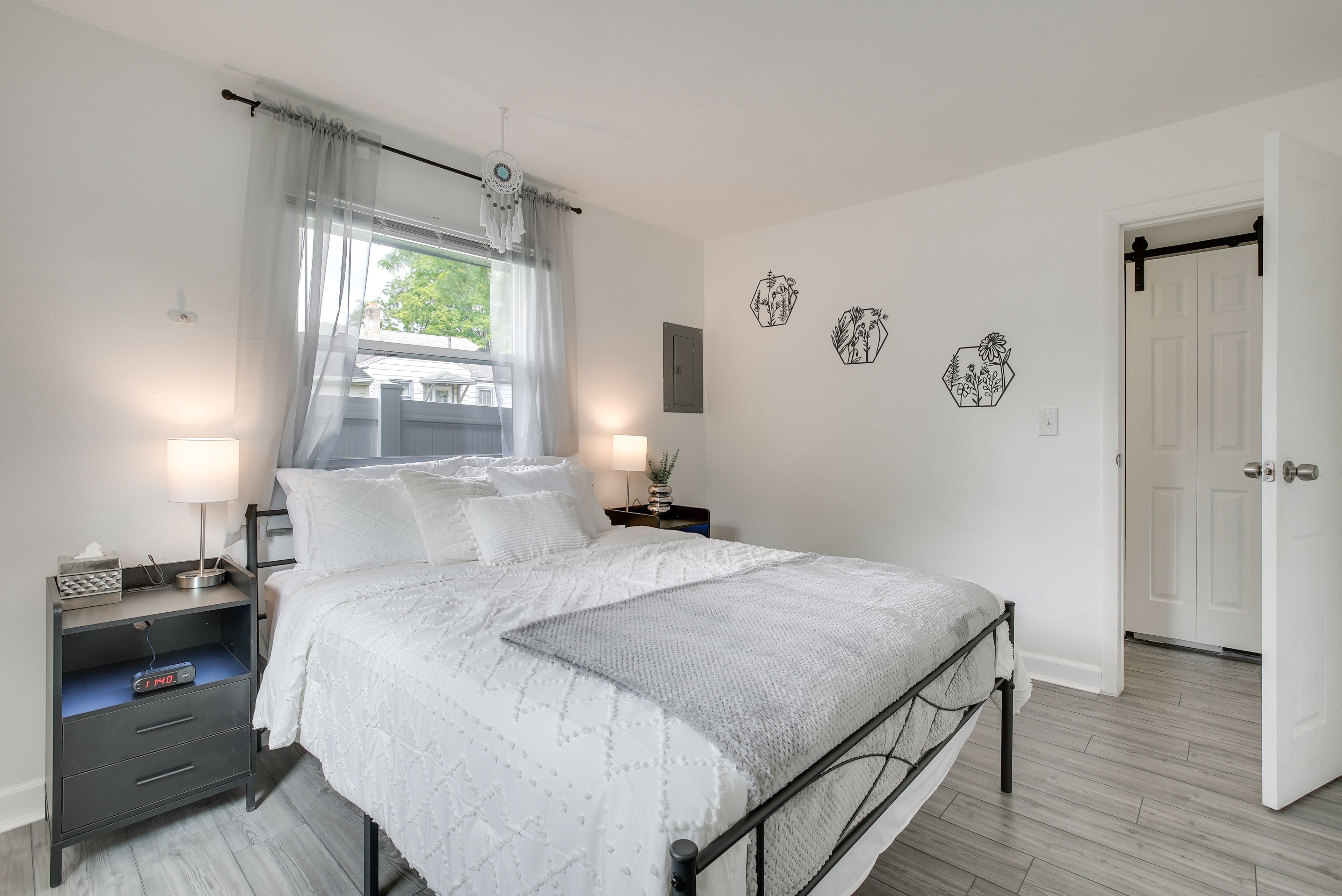 Bedroom 1 | Queen Bed