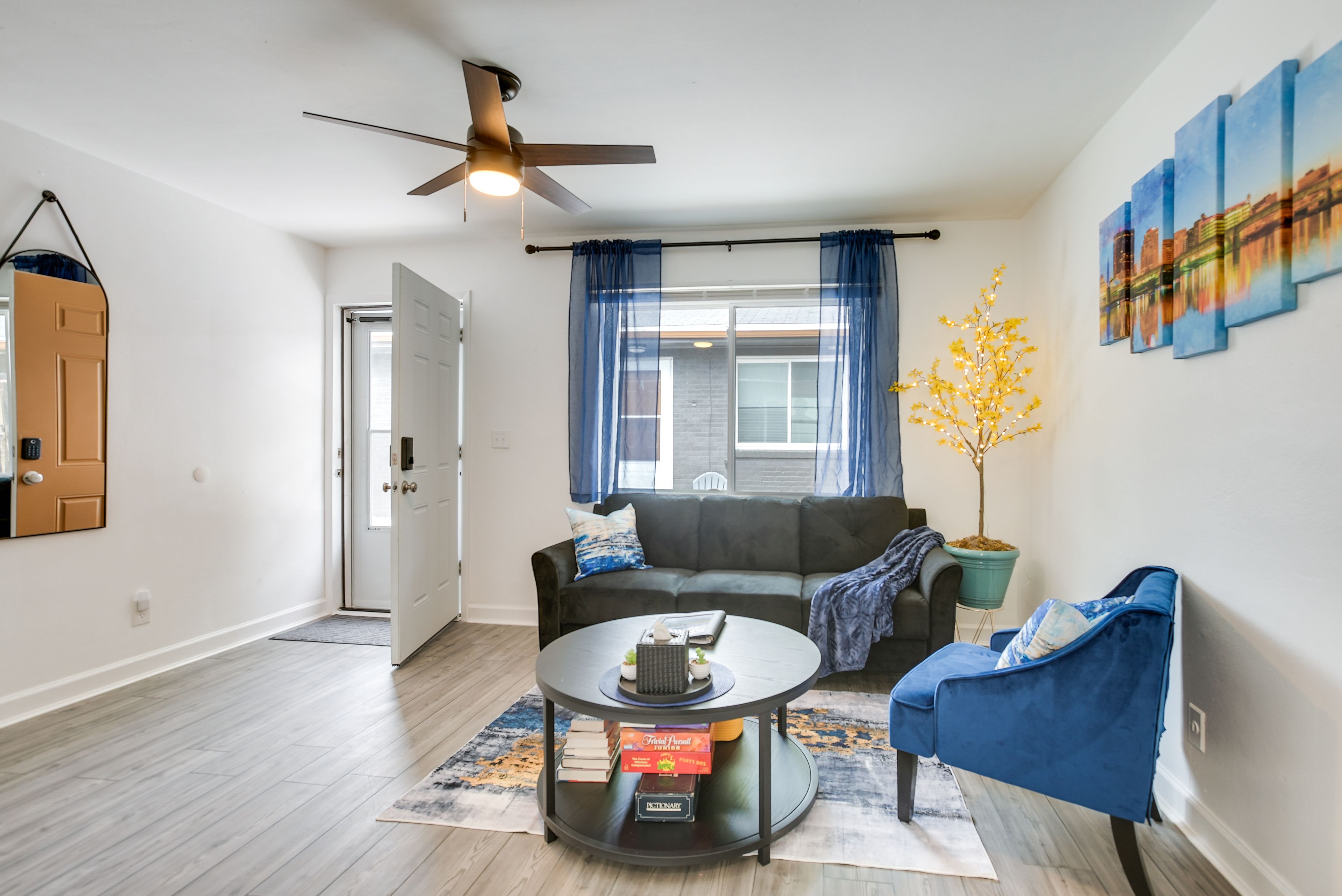 Mello Dayton Getaway | Living Room | Free WiFi | Central Heat & A/C | Smart TV