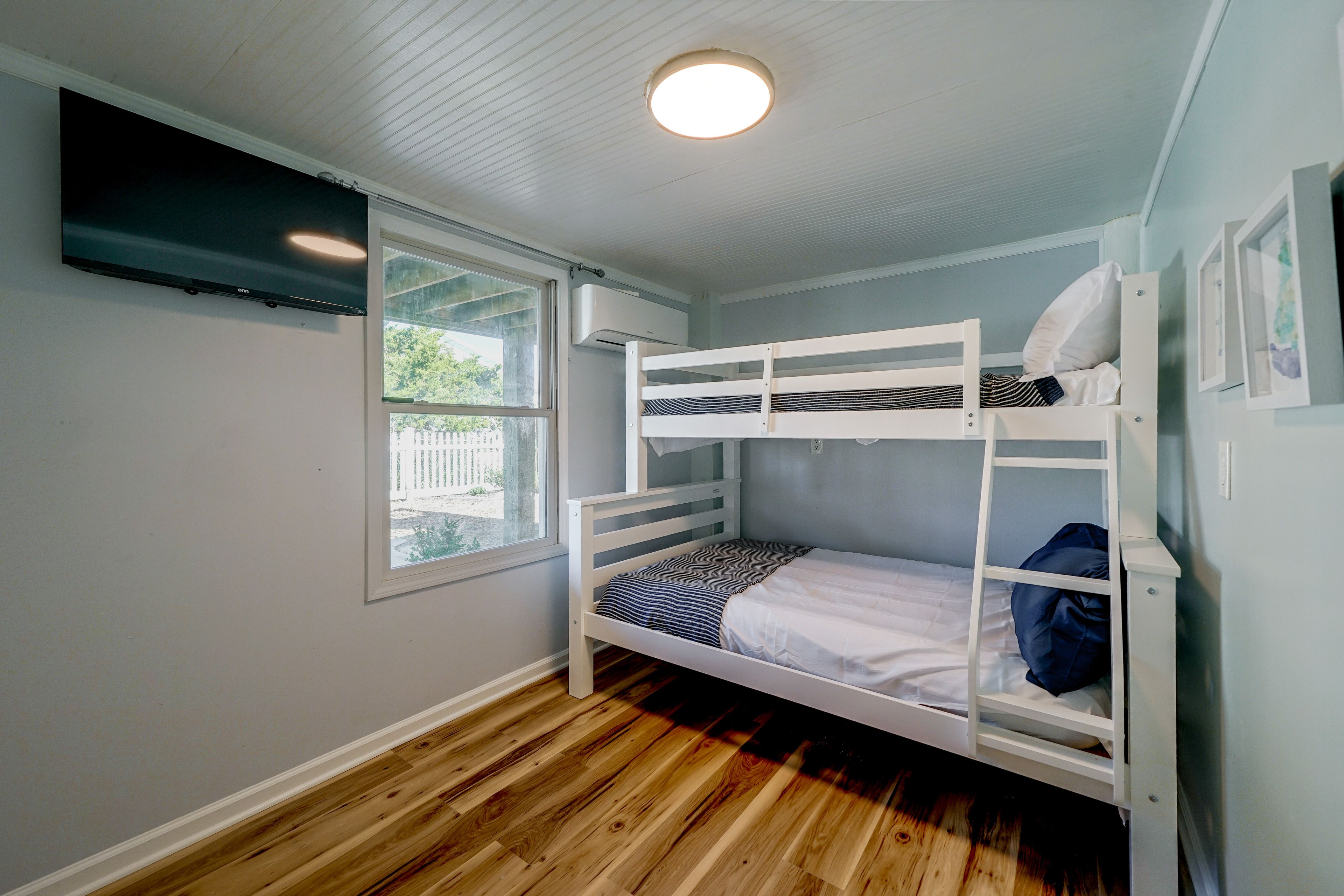Bedroom 2 | Twin/Full Bunk Bed