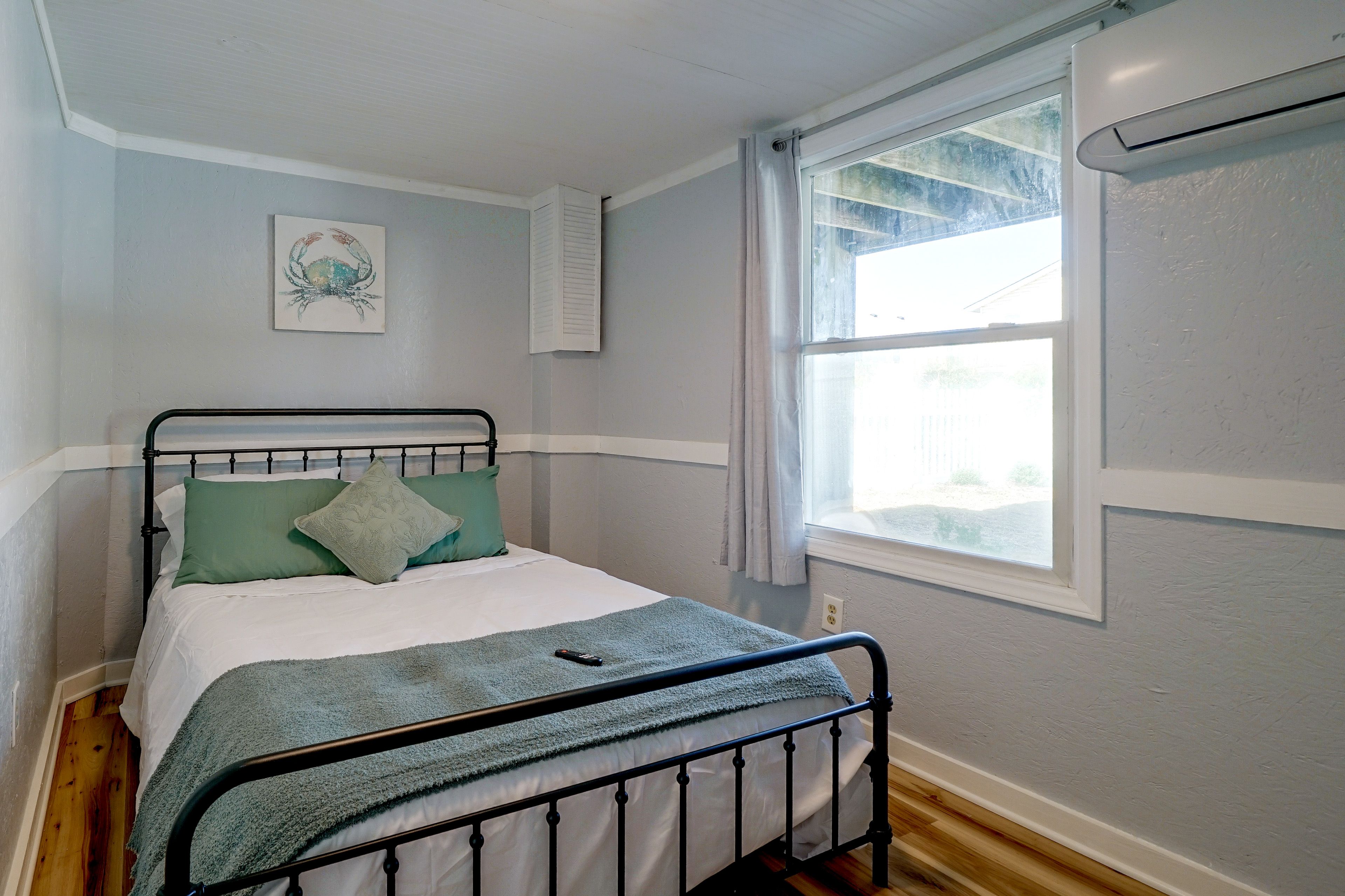 Bedroom 1 | Queen Bed