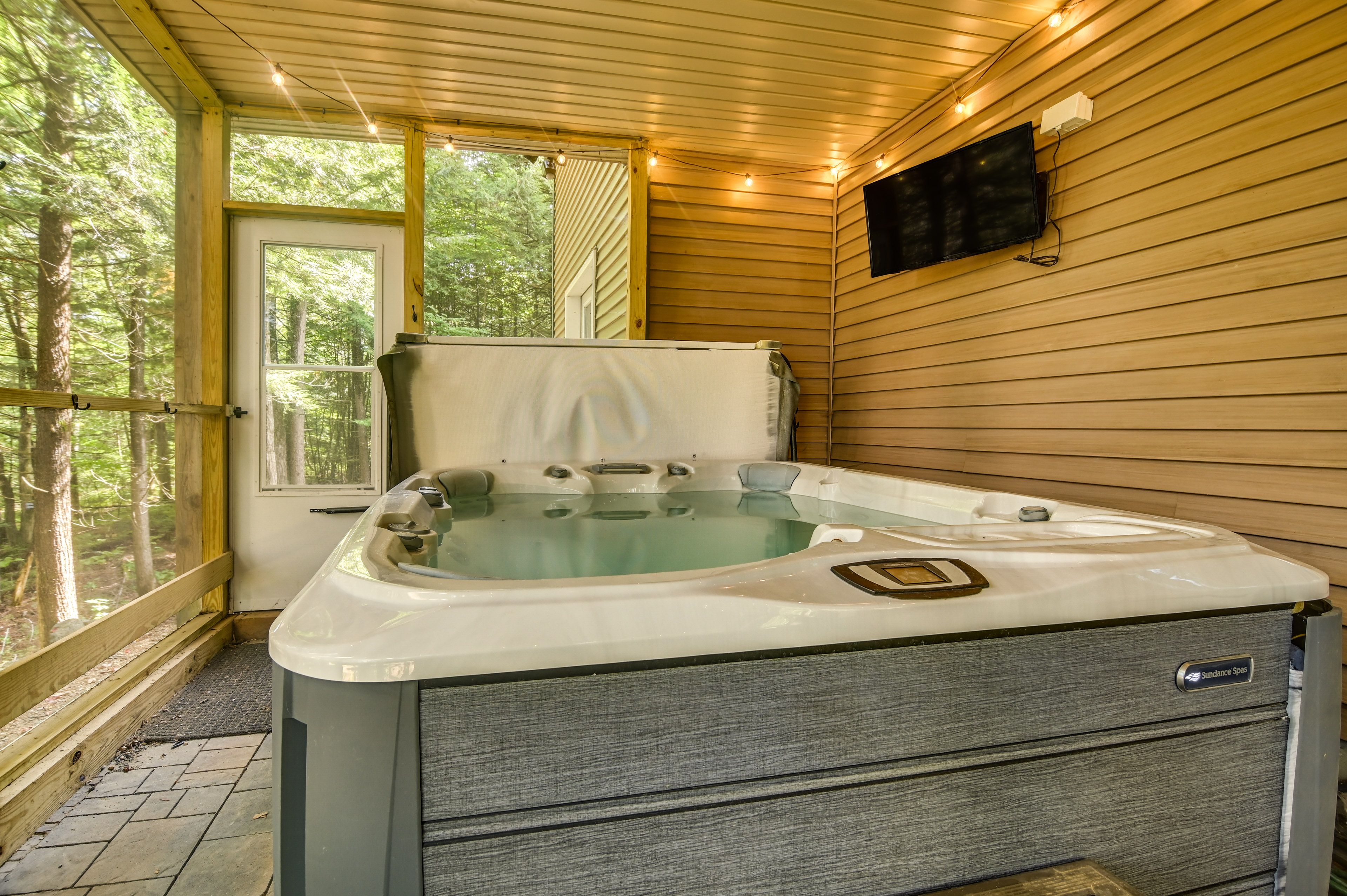 Screened Porch | Hot Tub | TV