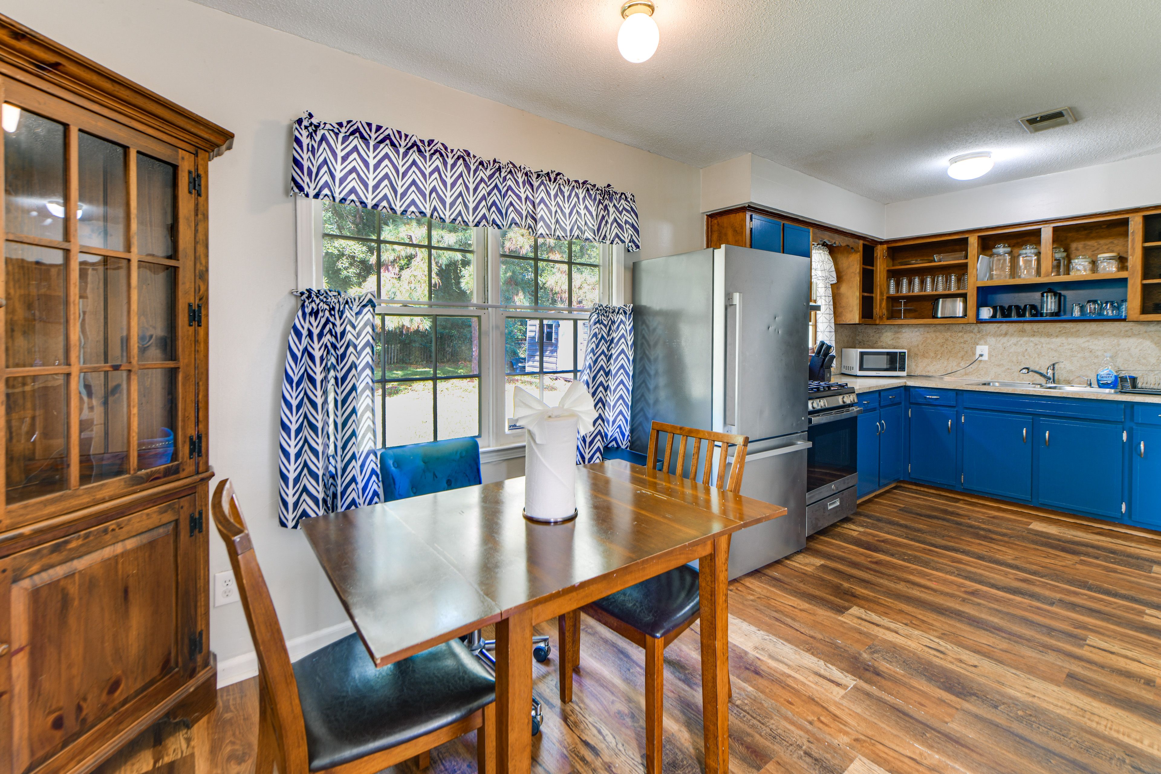 Kitchen | Dining Table