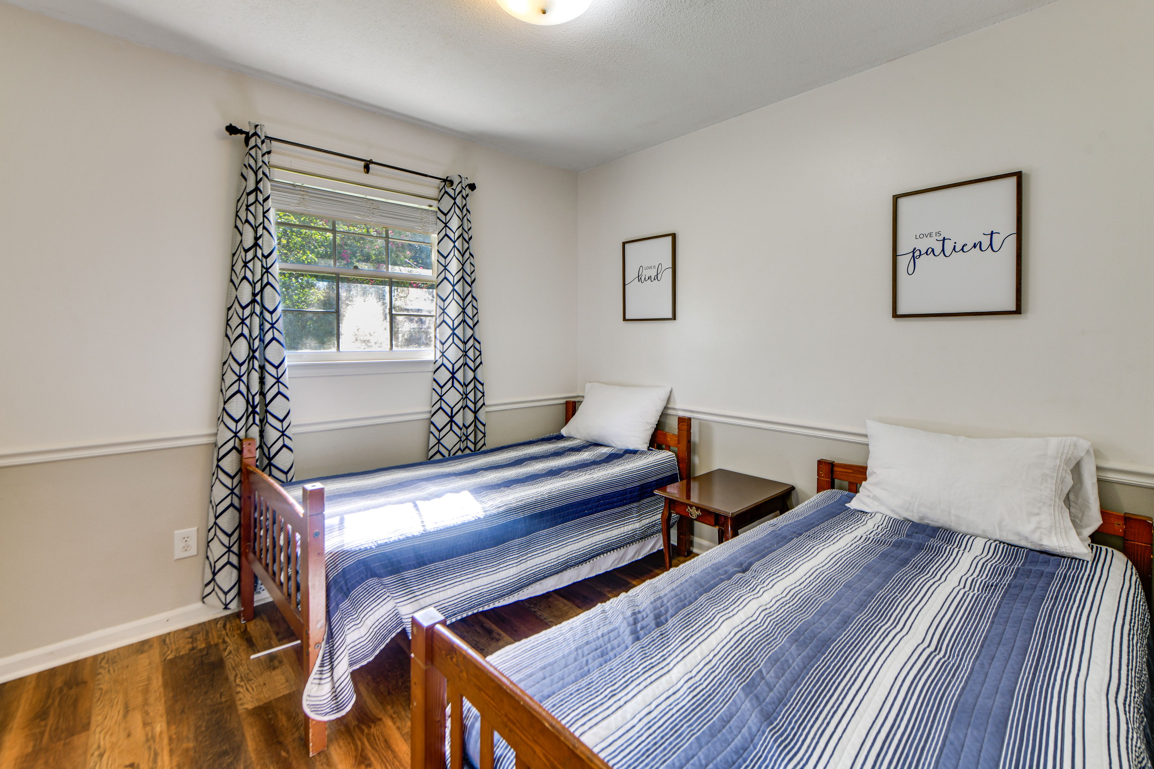 Bedroom | 2 Twin Beds