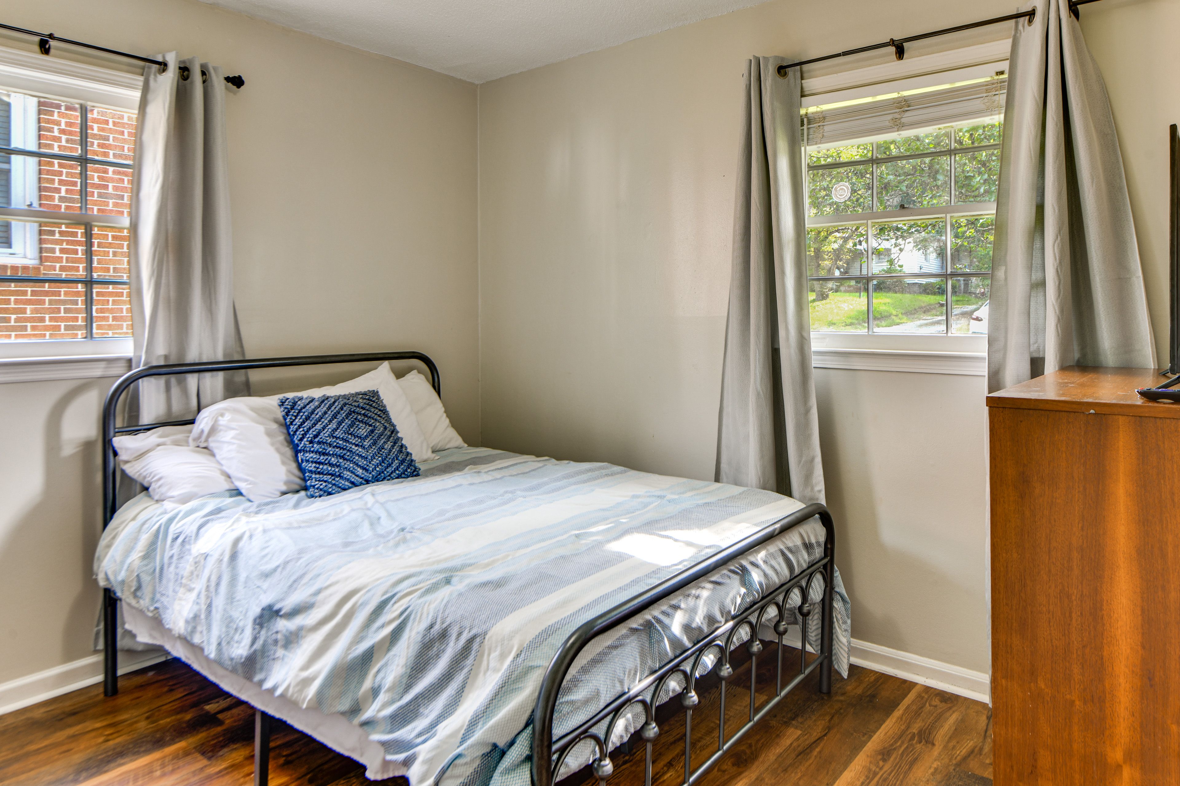 Bedroom | Full Bed | Smart TV
