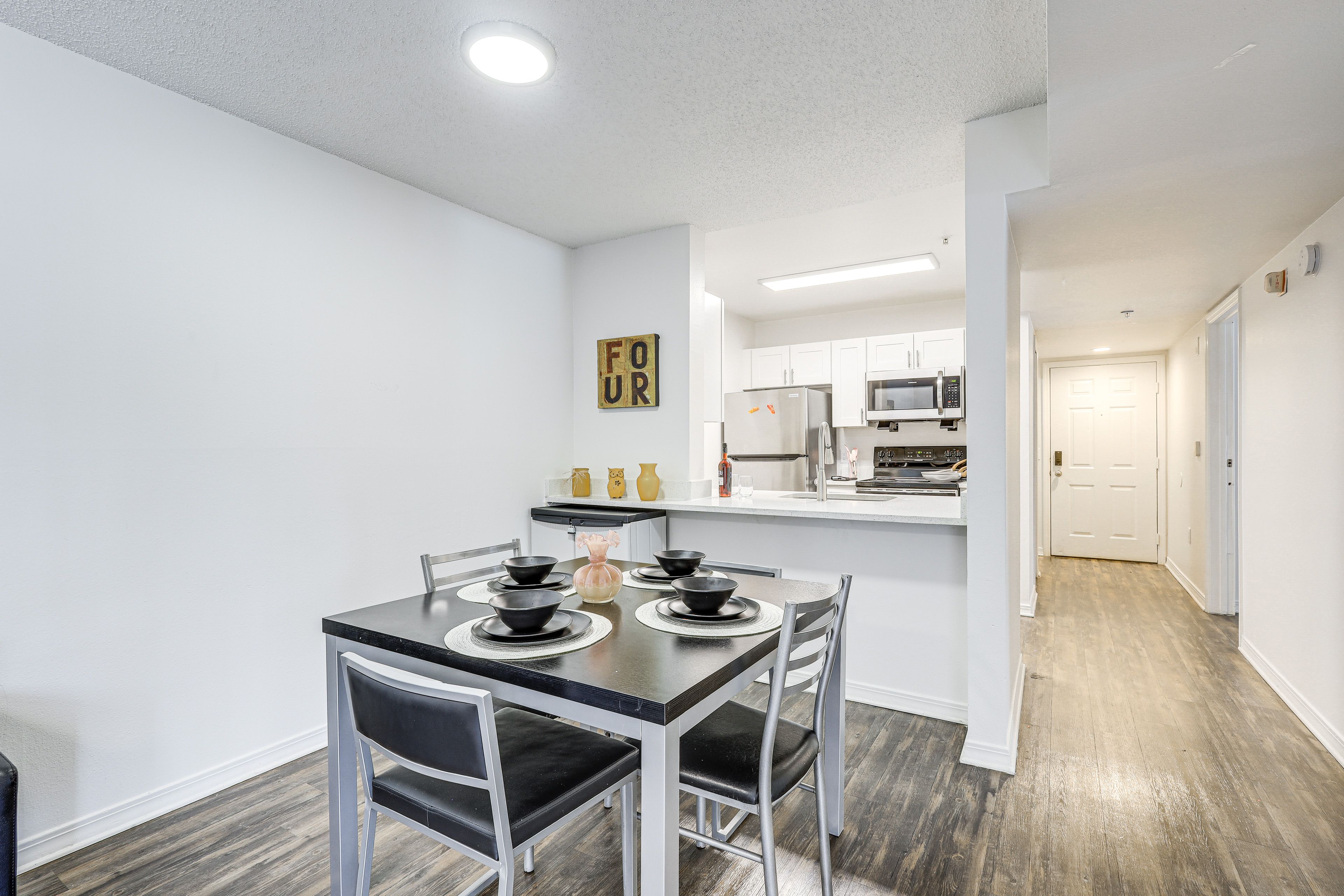 Dining Area | Dishware/Flatware Provided