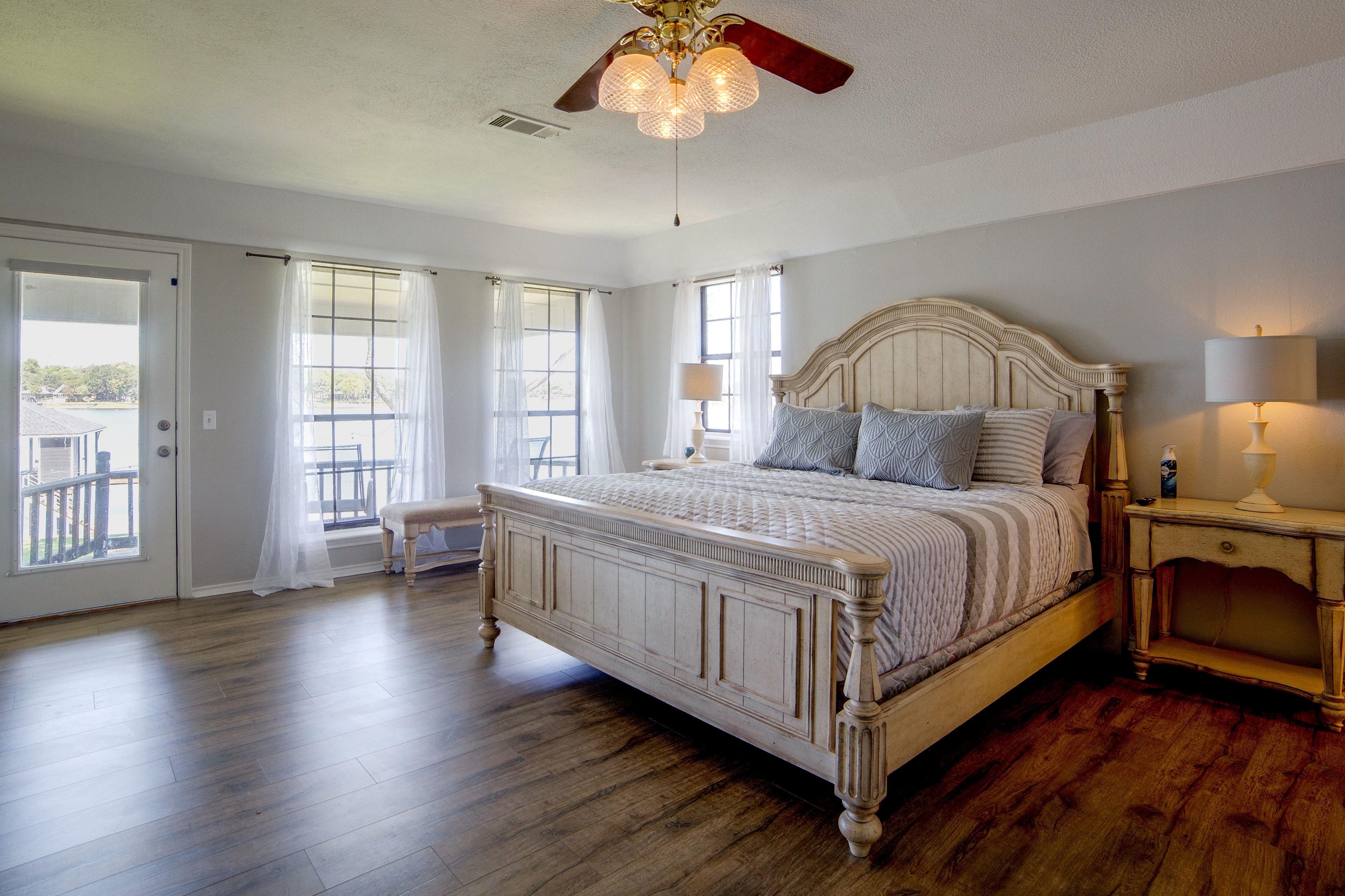 Bedroom | King Bed | Smart TV