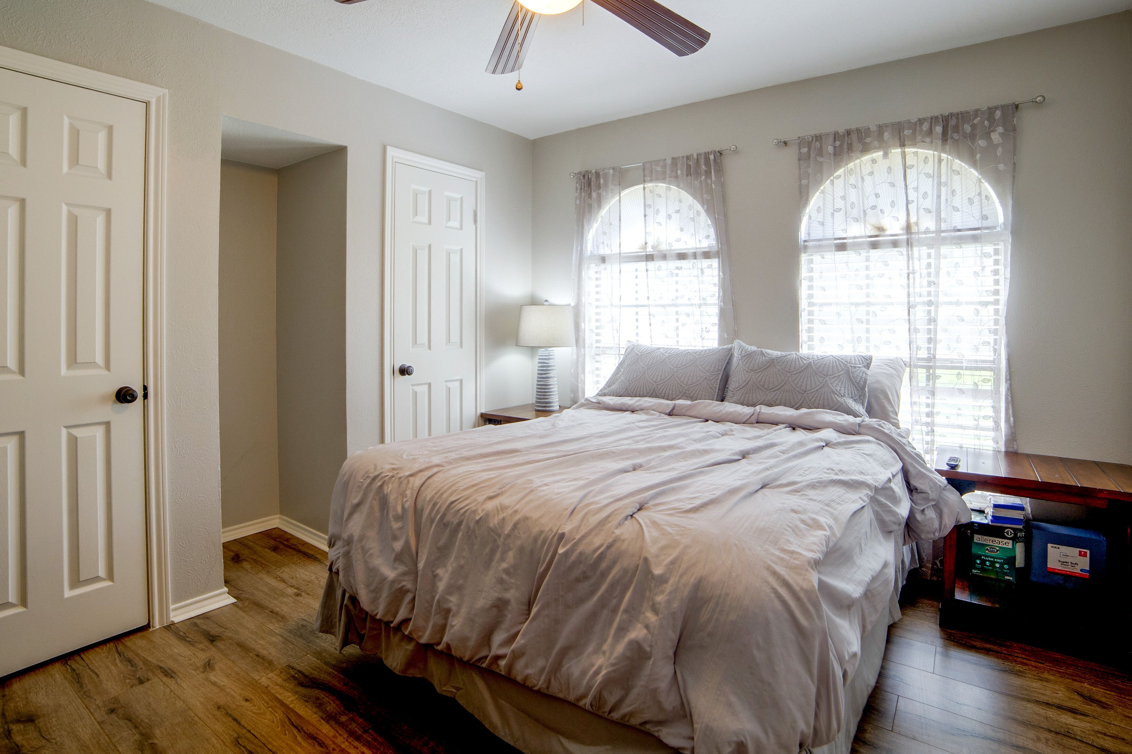 Bedroom | Queen Bed | Smart TV