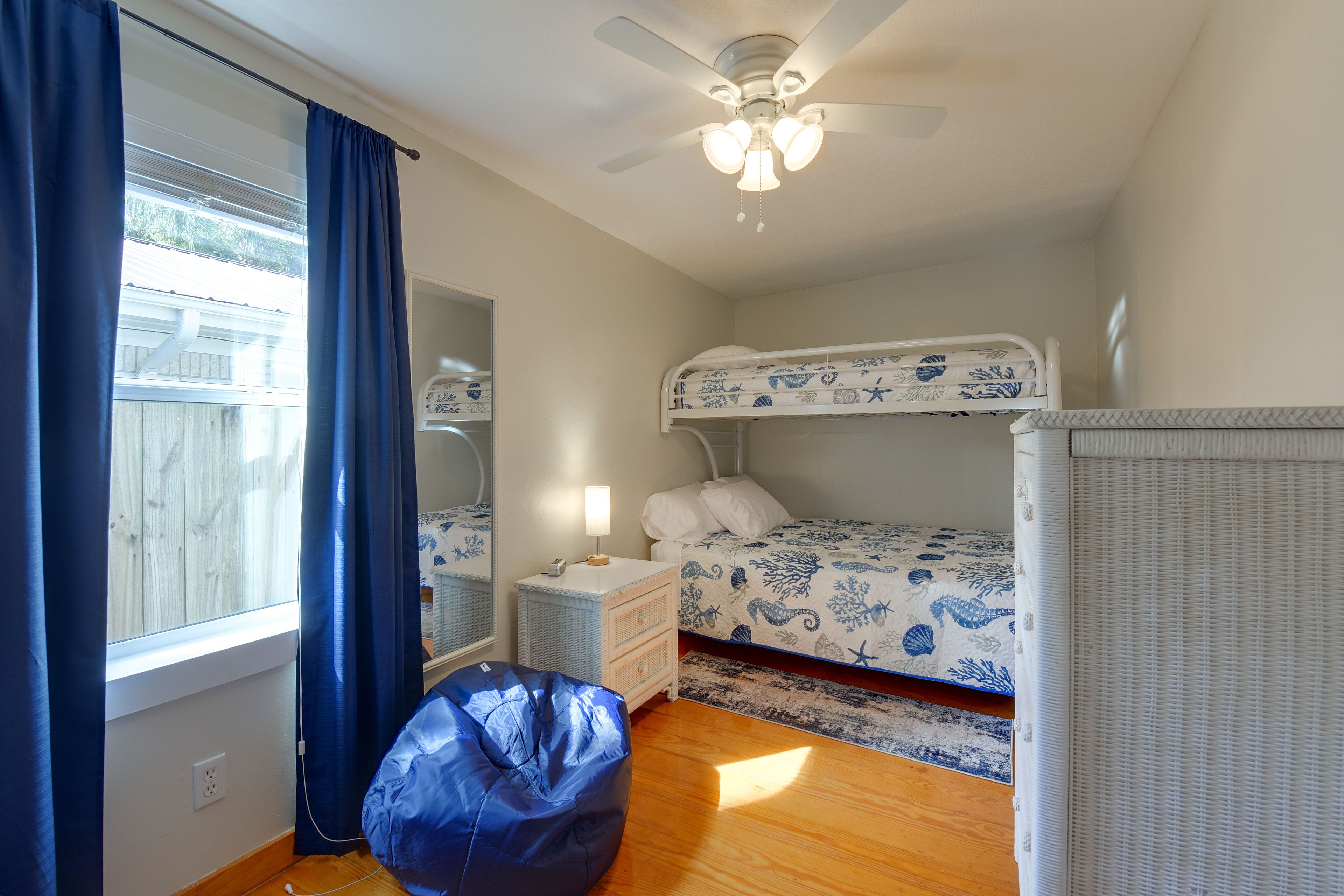 Bedroom | Twin/Full Bunk Bed