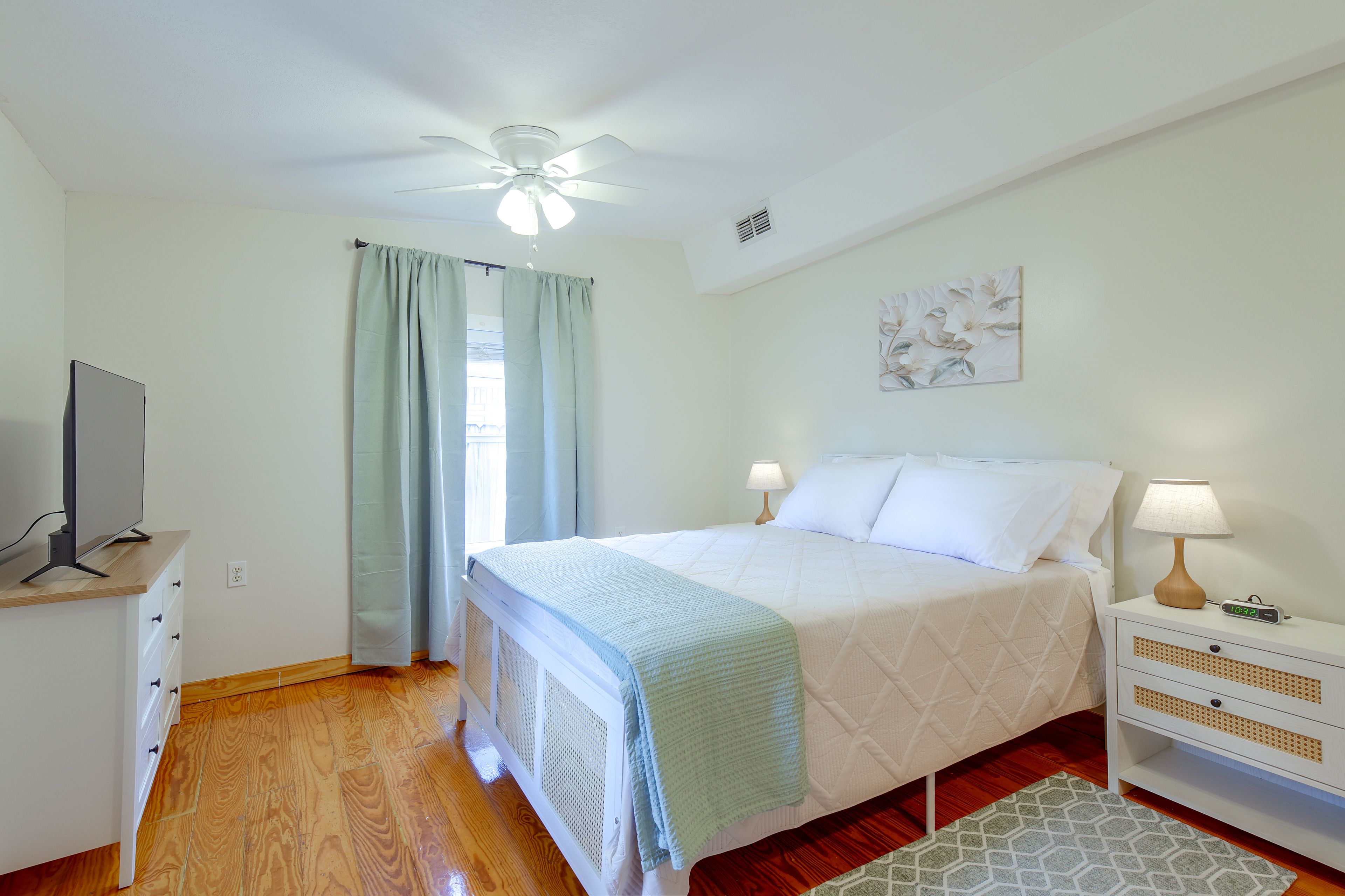 Bedroom | Queen Bed
