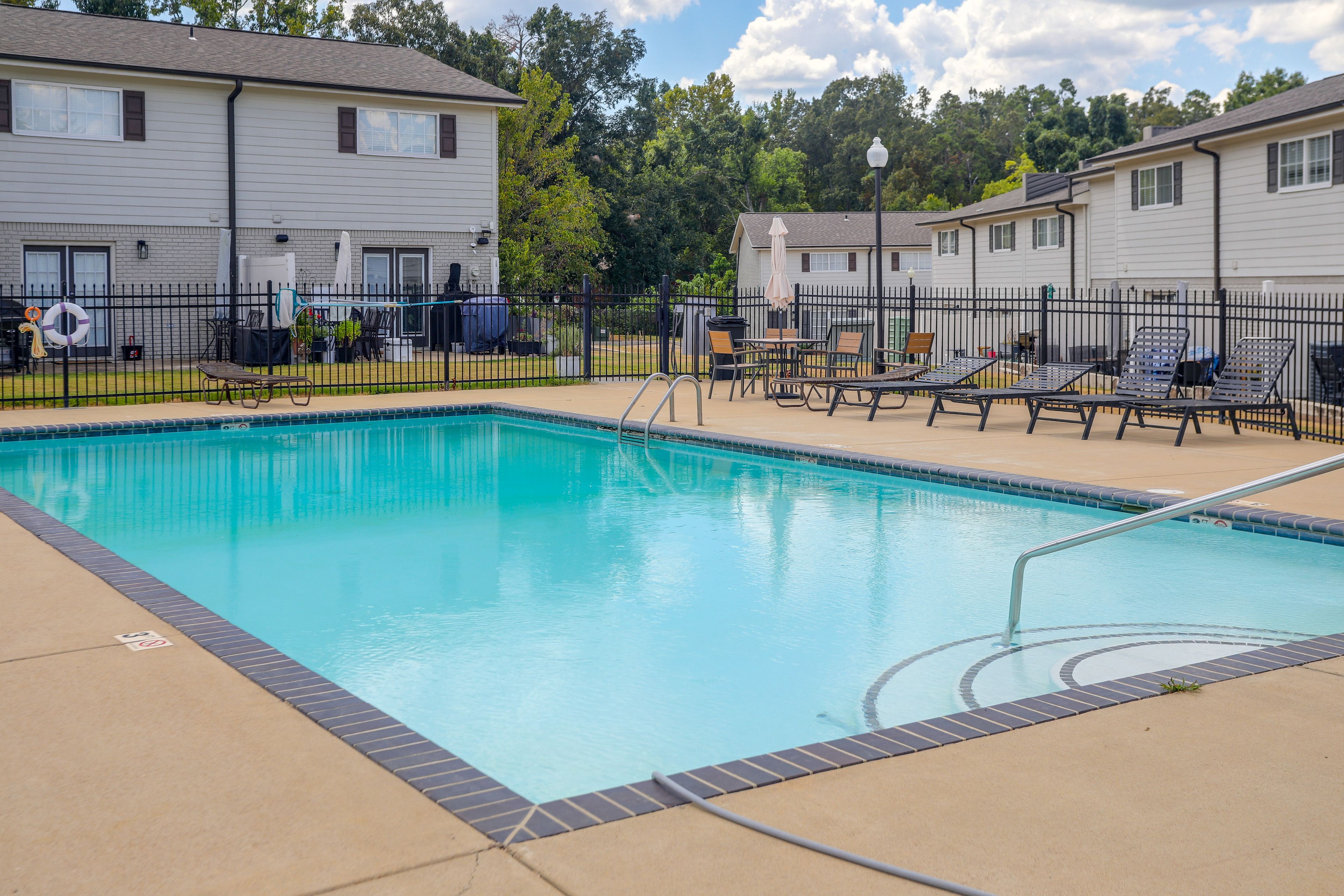 Oxford Square Condos | Community Pool