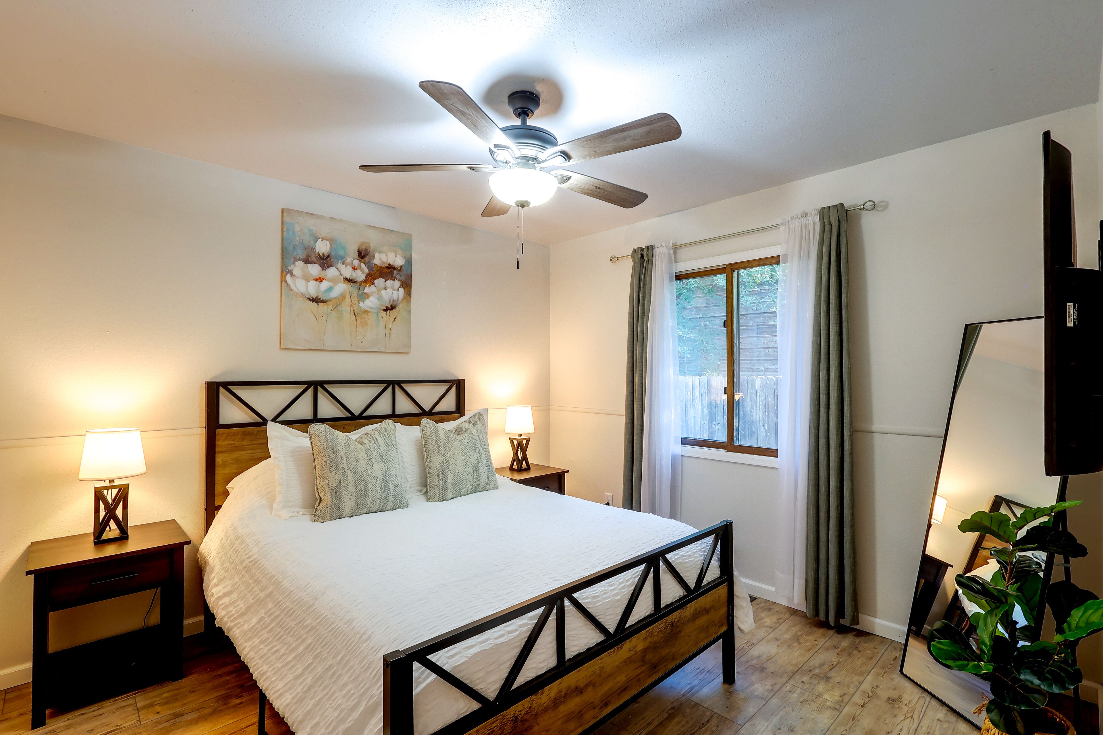Bedroom 1 | Queen Bed