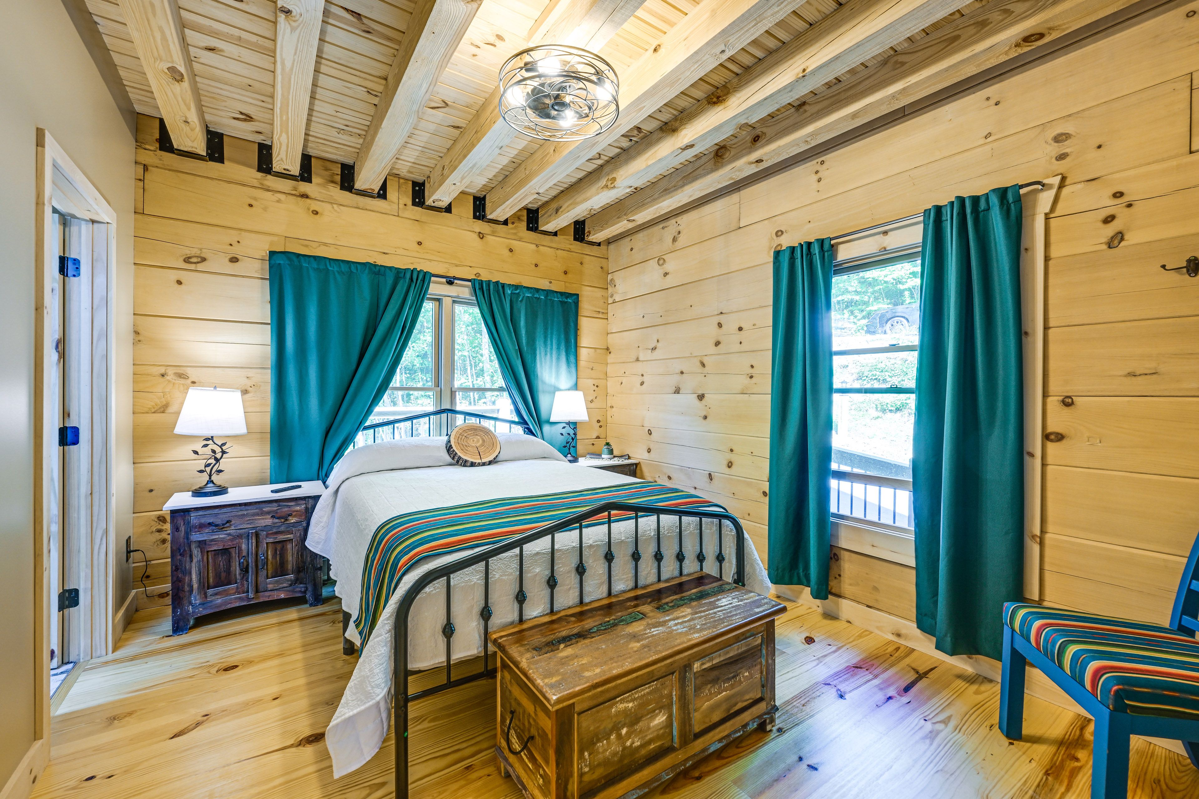 Bedroom 2 | Queen Bed | Main Floor