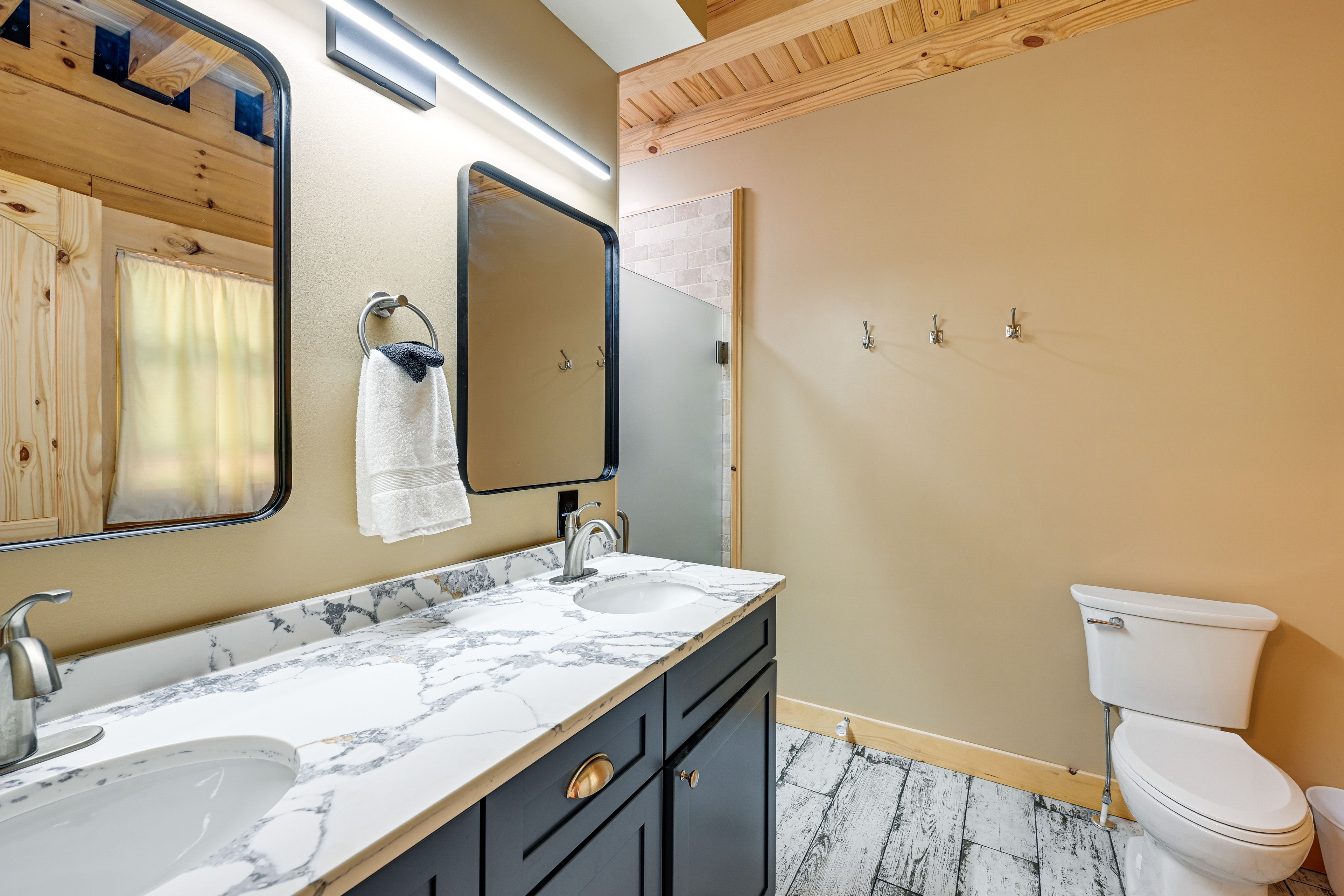 En-Suite Full Bathroom