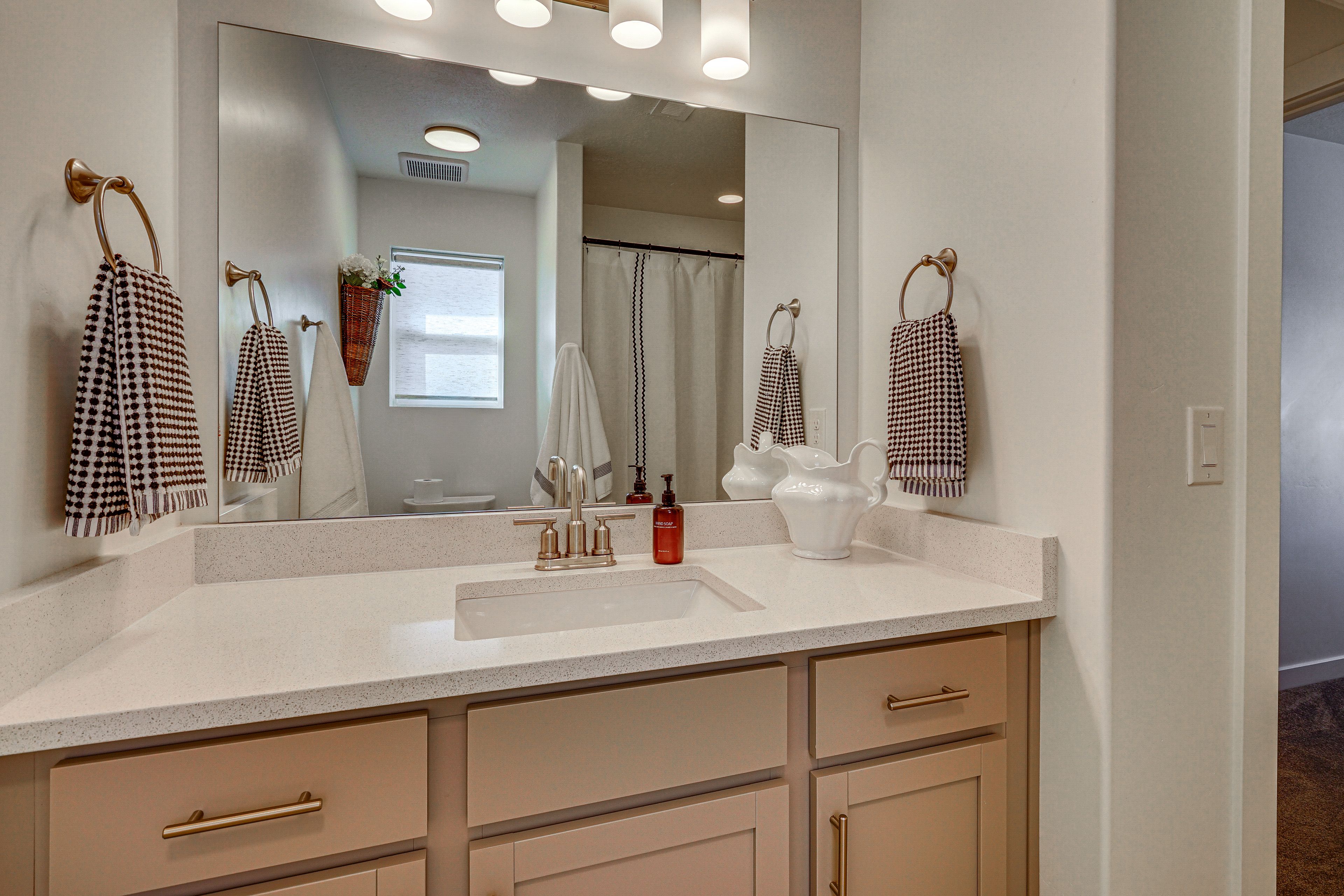 Full Bathroom | Towels & Linens Provided | 2nd Floor