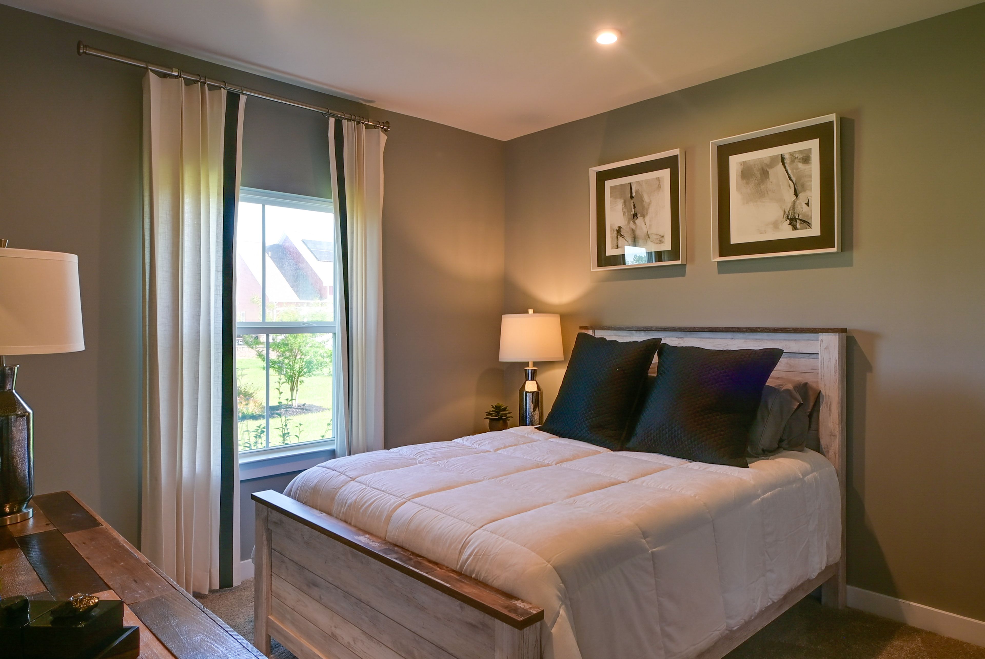 Bedroom | Queen Bed