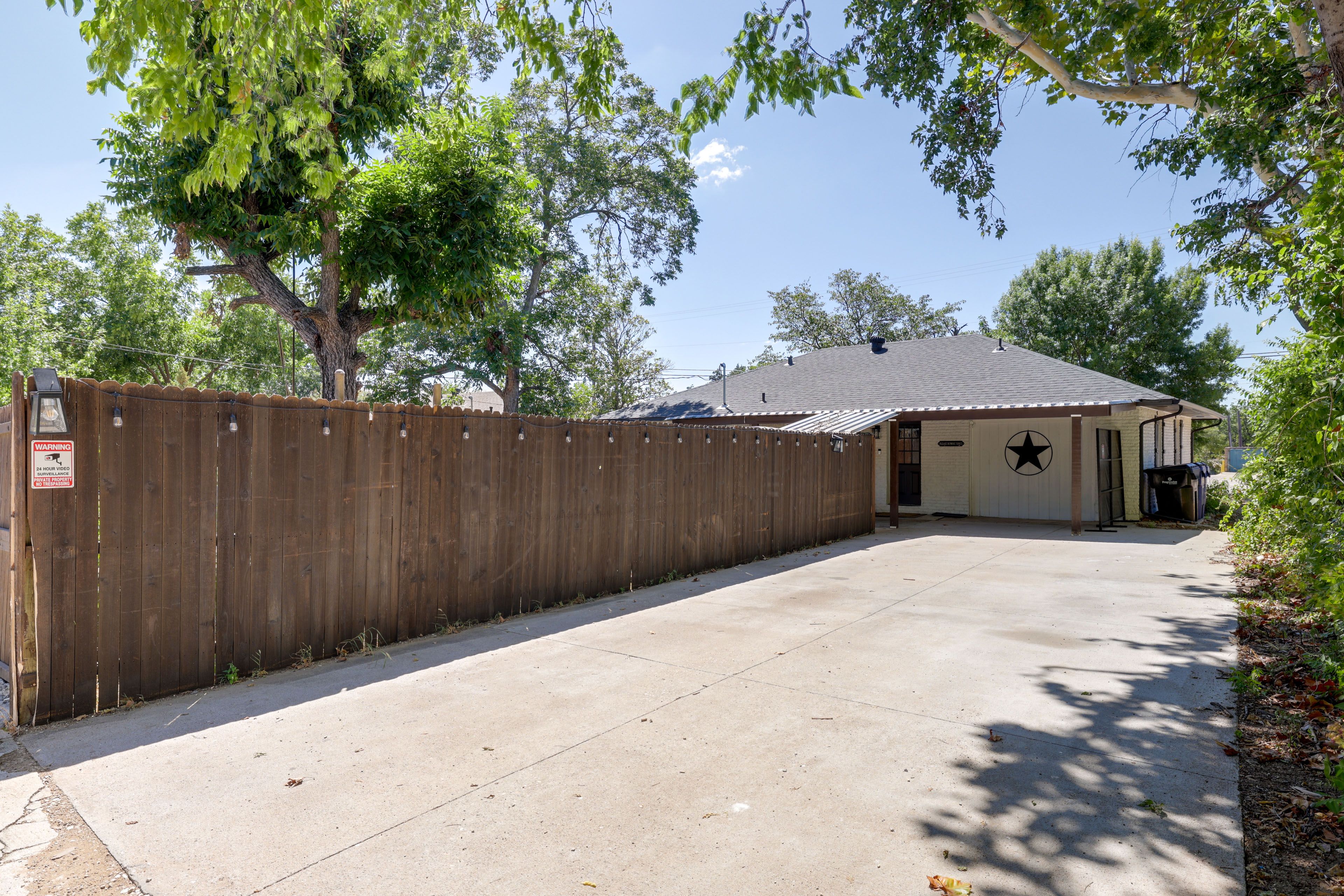 Parking | Driveway (6 Vehicles)