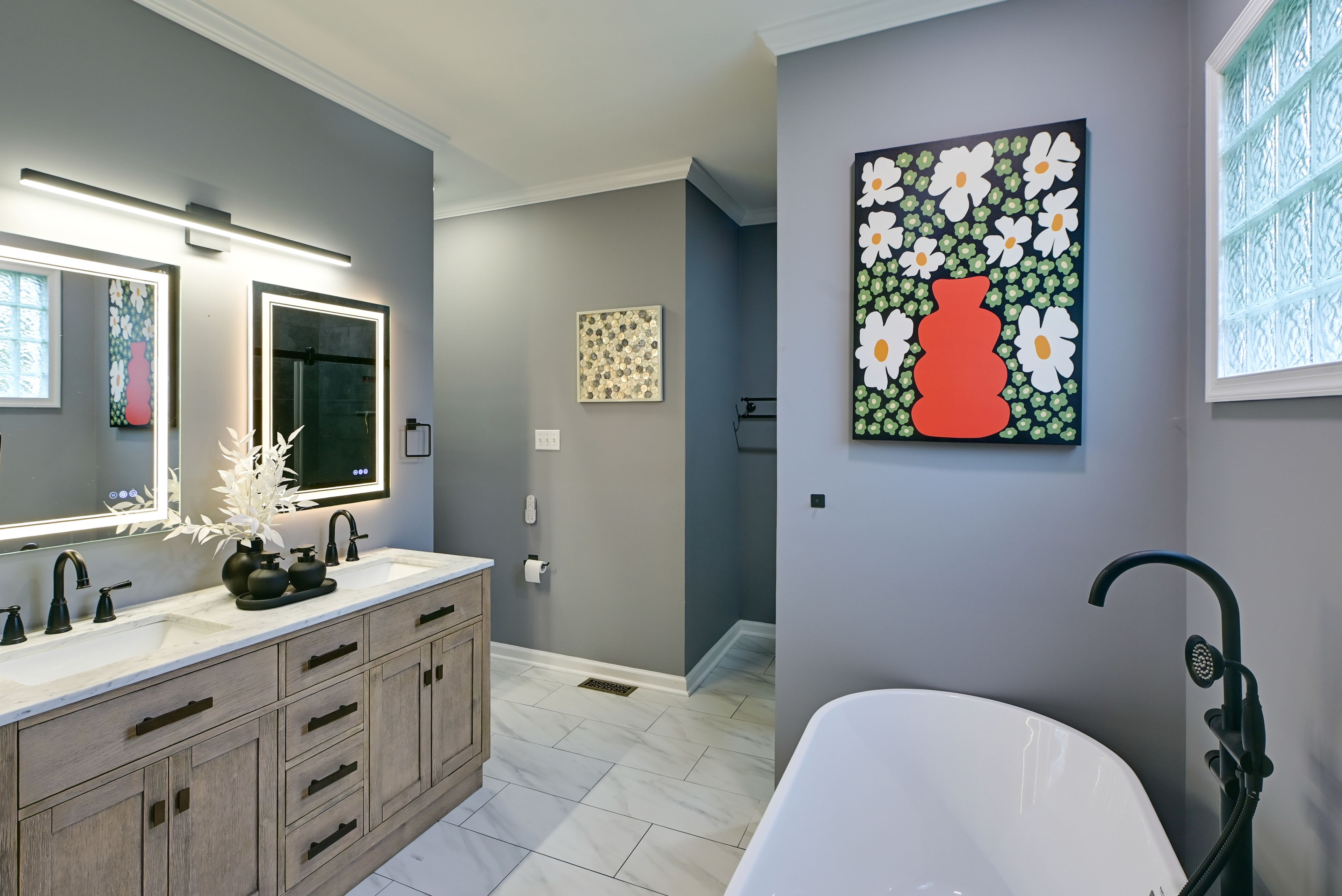En-Suite Bathroom | Towels & Linens Provided | 1st Floor