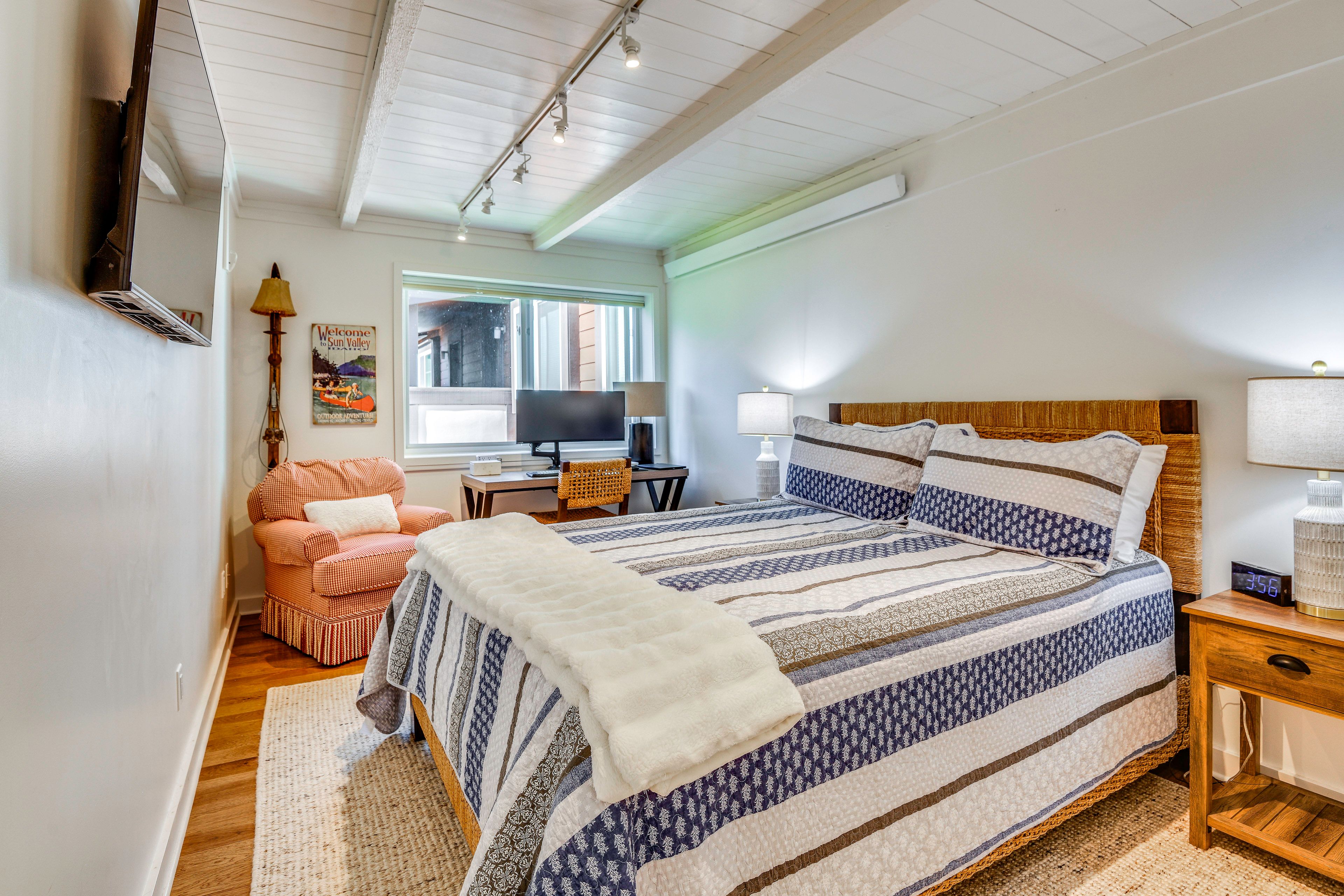Bedroom | Queen Bed | Desk