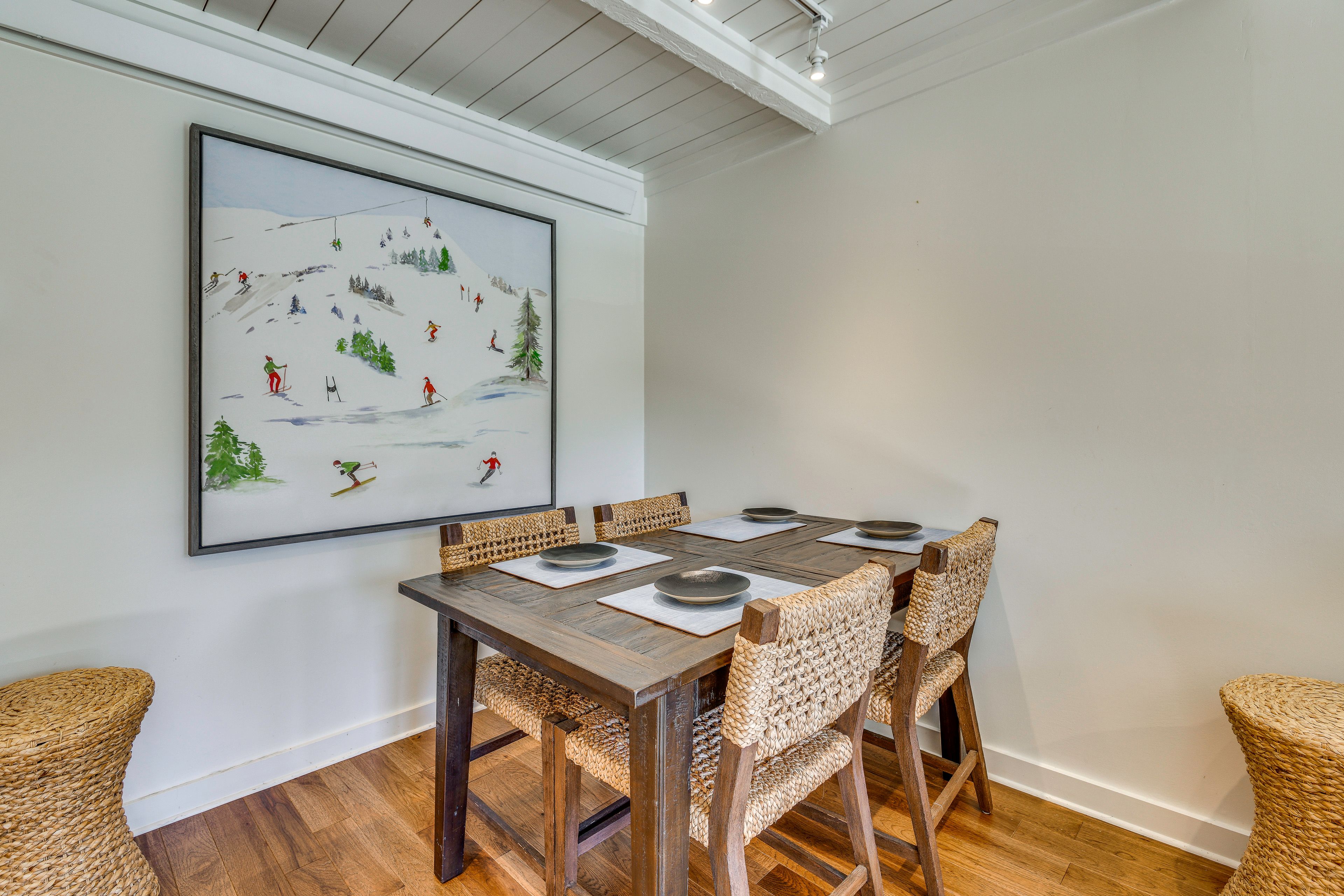 Dining Area | Dishes & Flatware Provided
