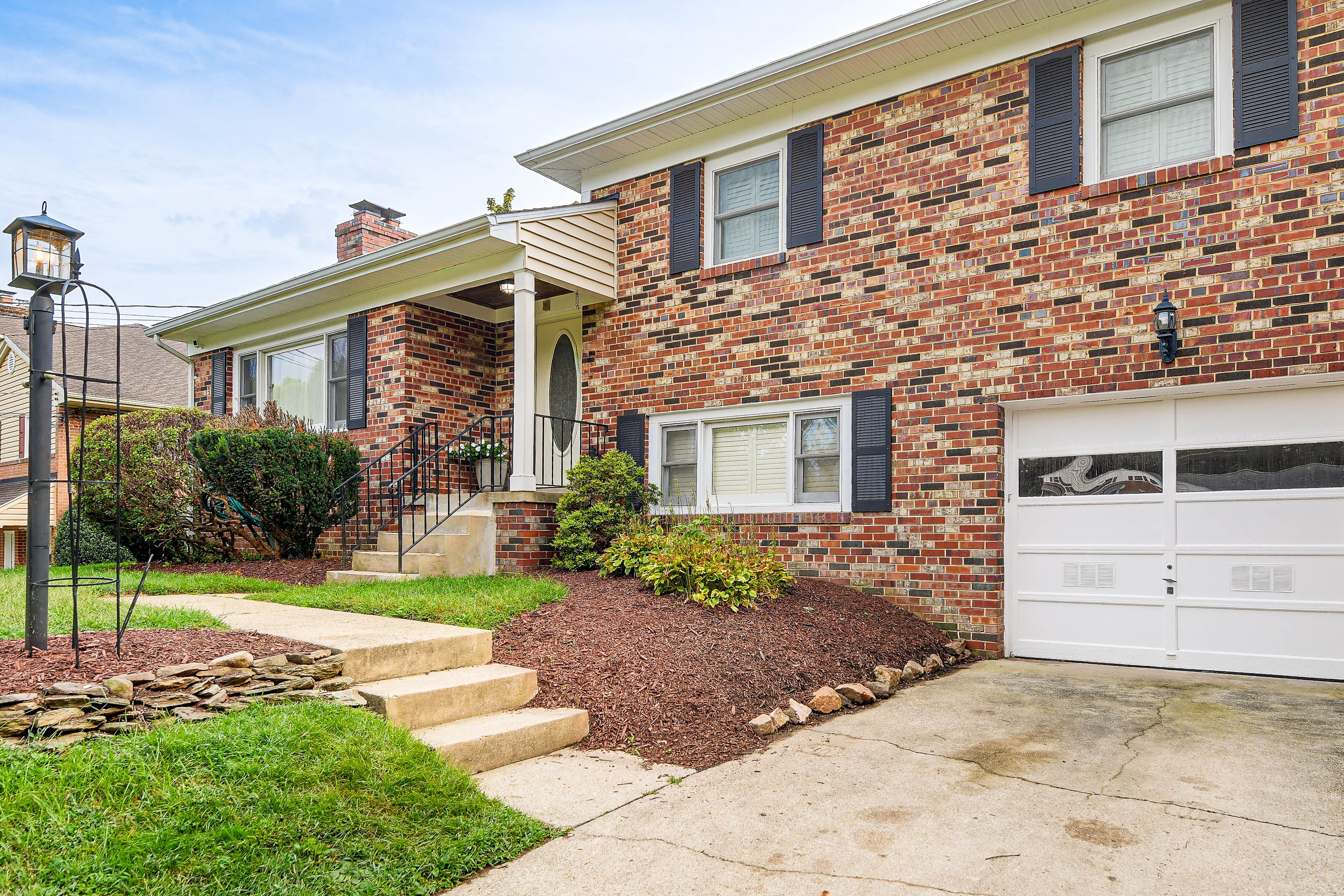 Exterior | Driveway (3 Vehicles)